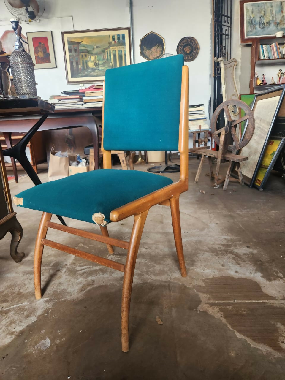 Cadeira antiga estilo SCAPINELLI com estofado azul