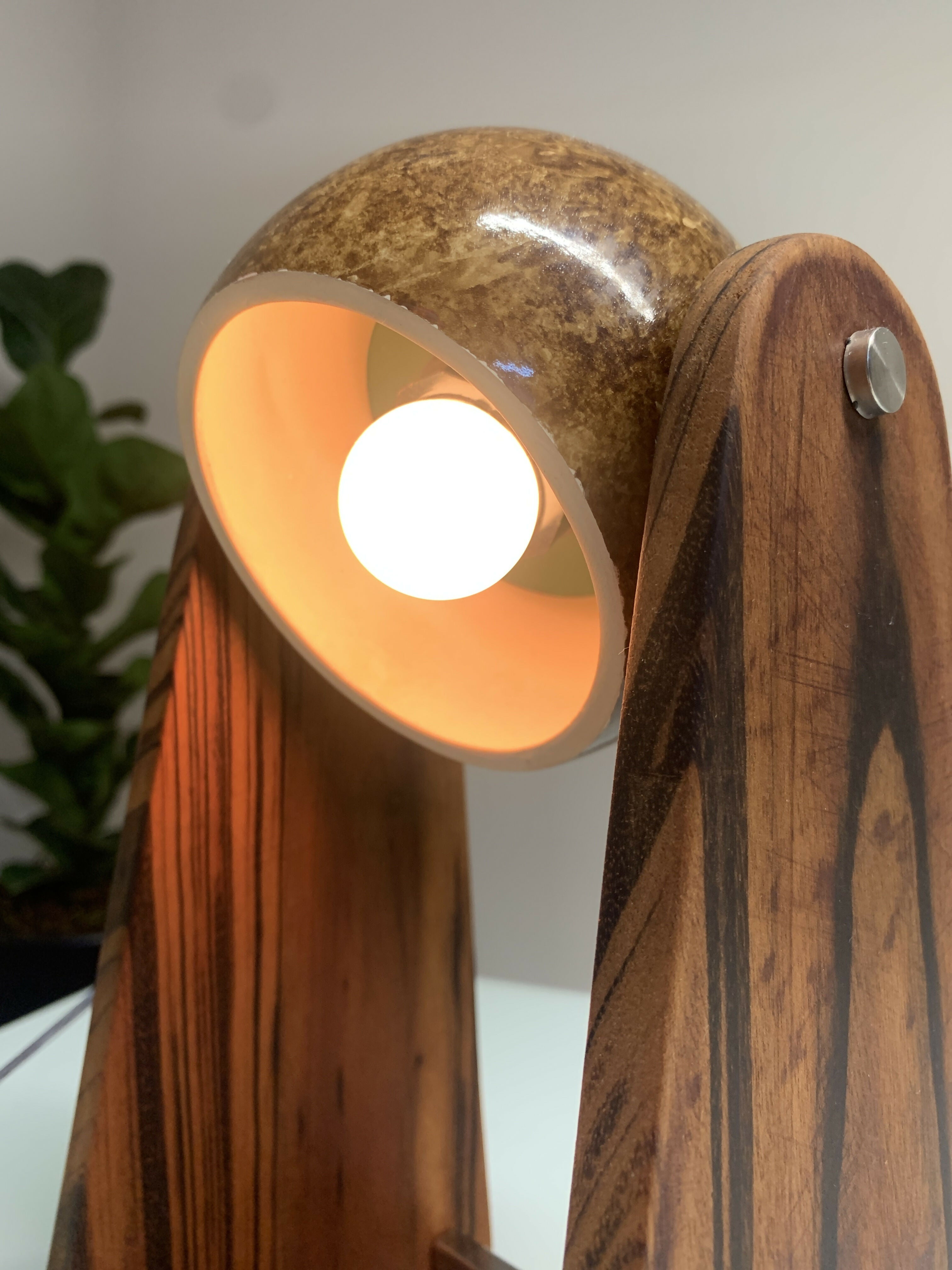 Luminária de mesa em cerâmica, madeira e inox