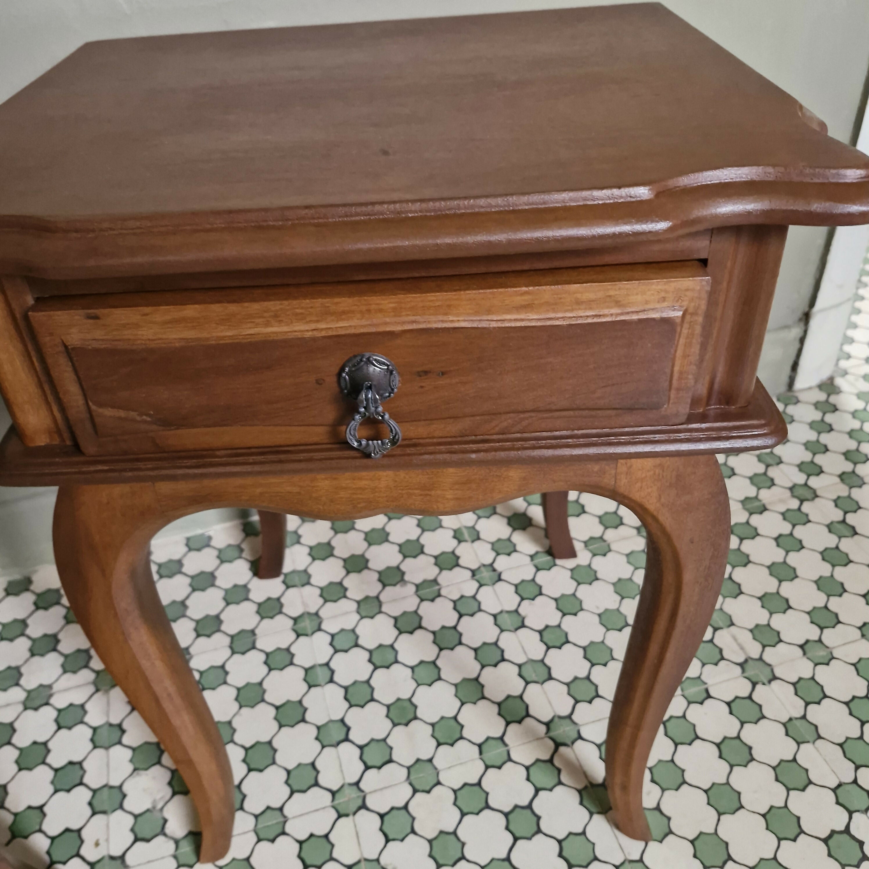 Mesas de Cabeceira Provençal