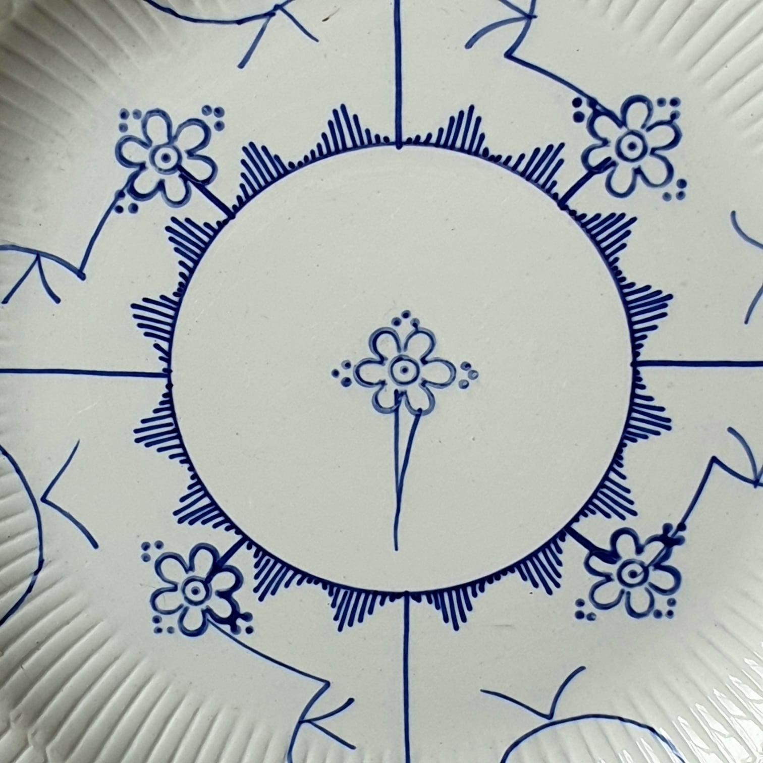 Prato decorativo em faiança Sarraguemines. Otimo estado!