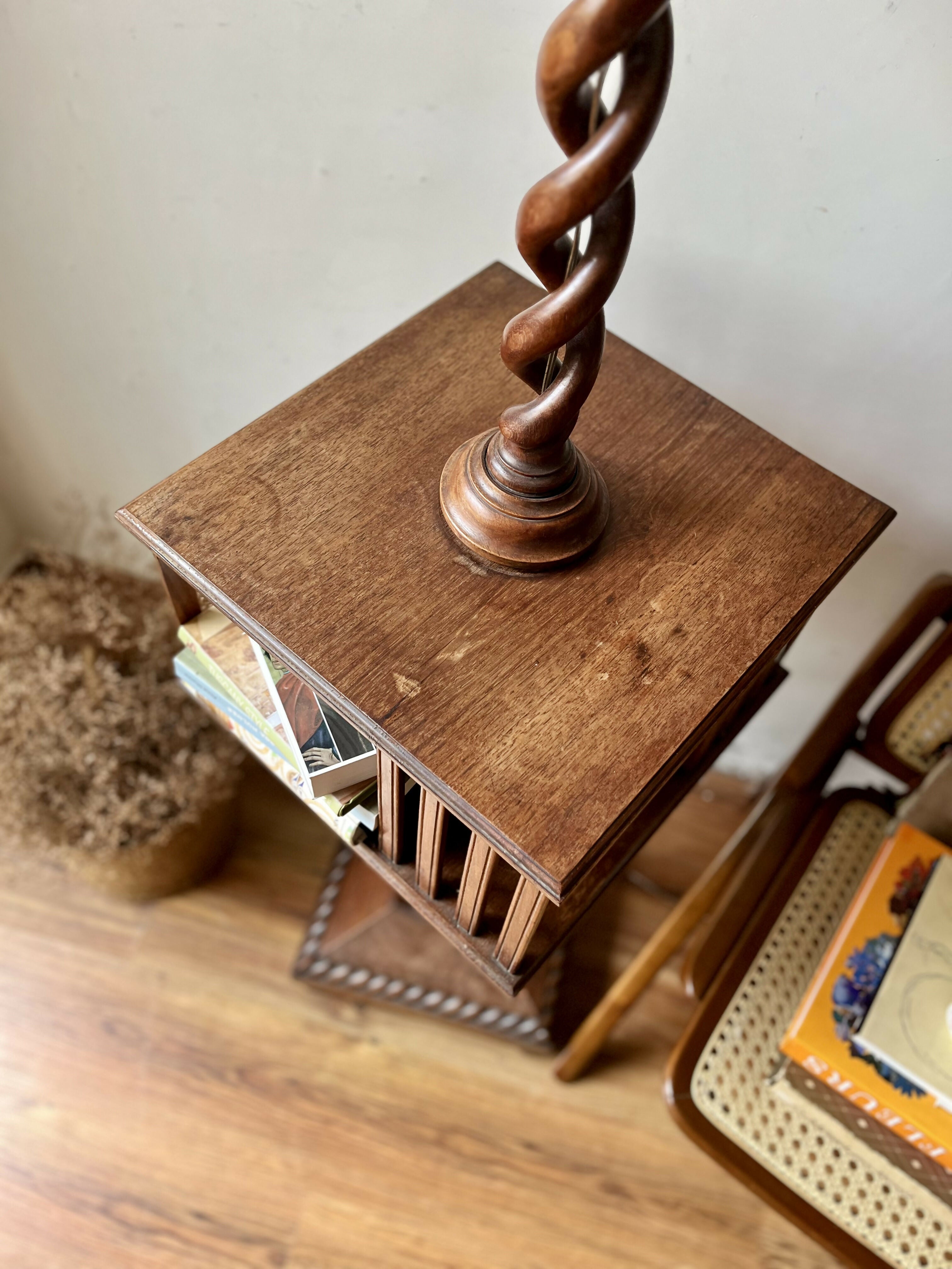 Enorme luminária livreiro