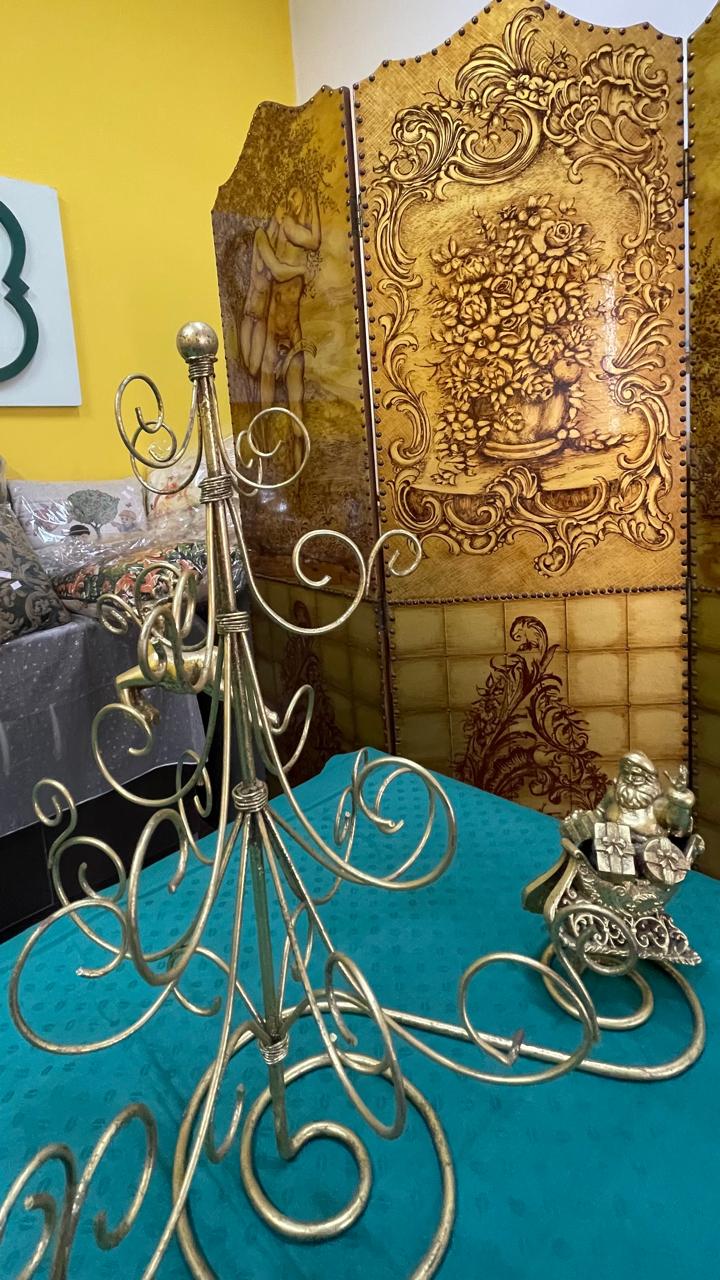 Árvore de Natal em ferro dourado