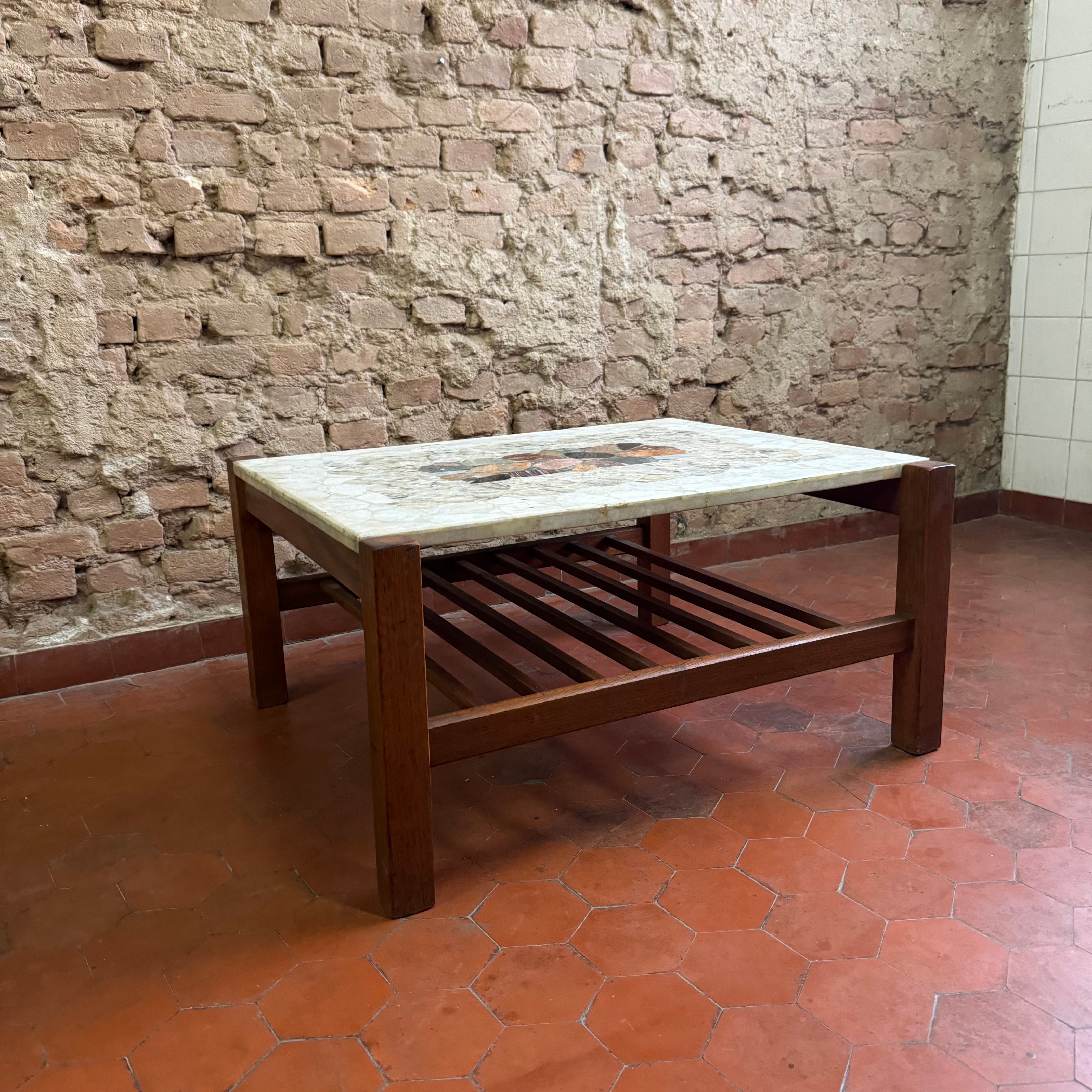Mesa de centro em madeira com prateleira ripada e tampo em pedras variadas - anos 60