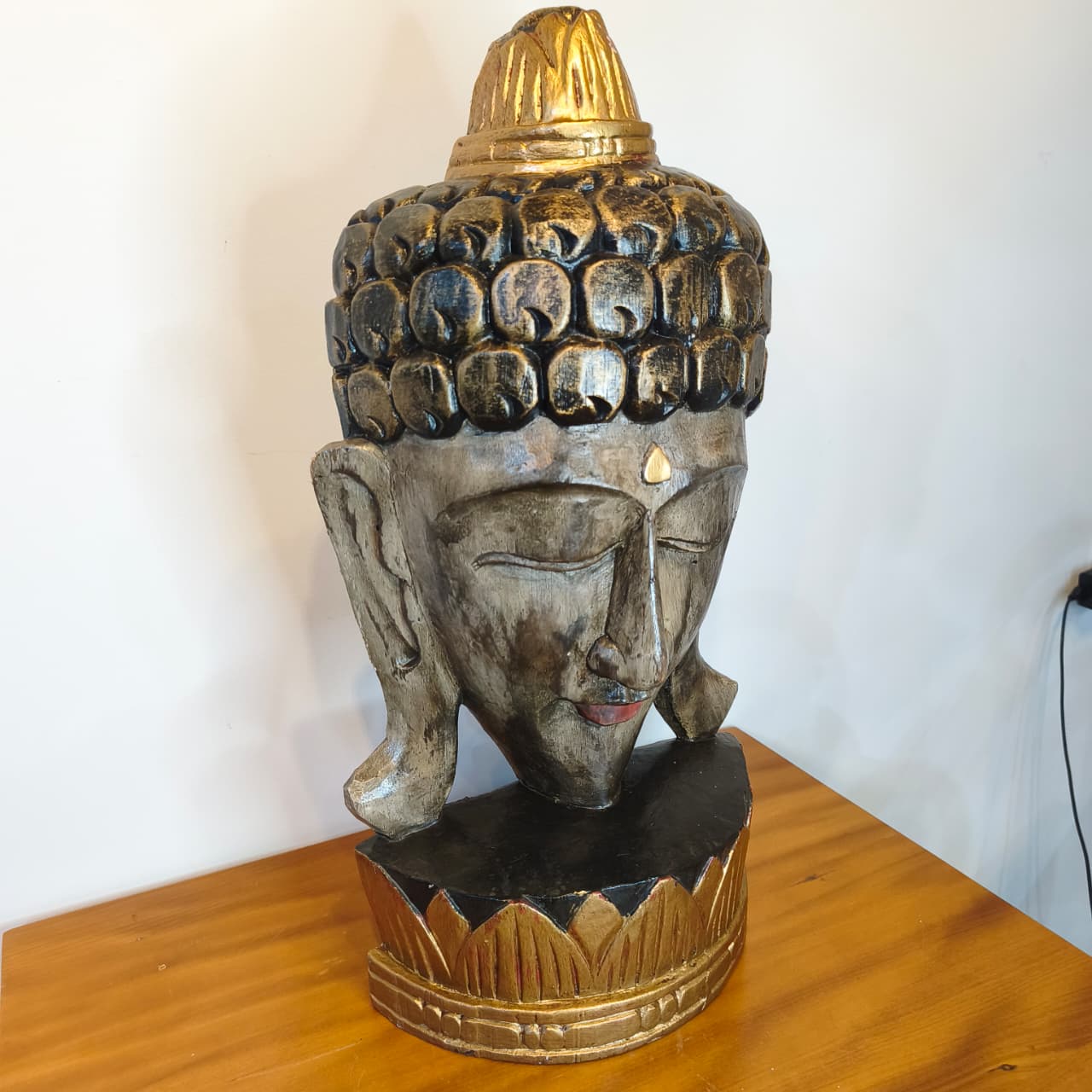 Escultura Decorativa de Buda em Madeira Entalhada