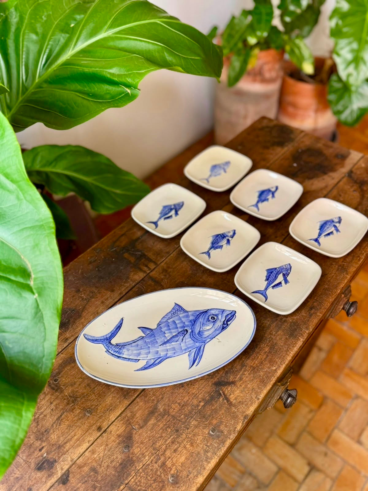Conjunto de Pratos em Faiança com pintura manual de Peixes em azul 