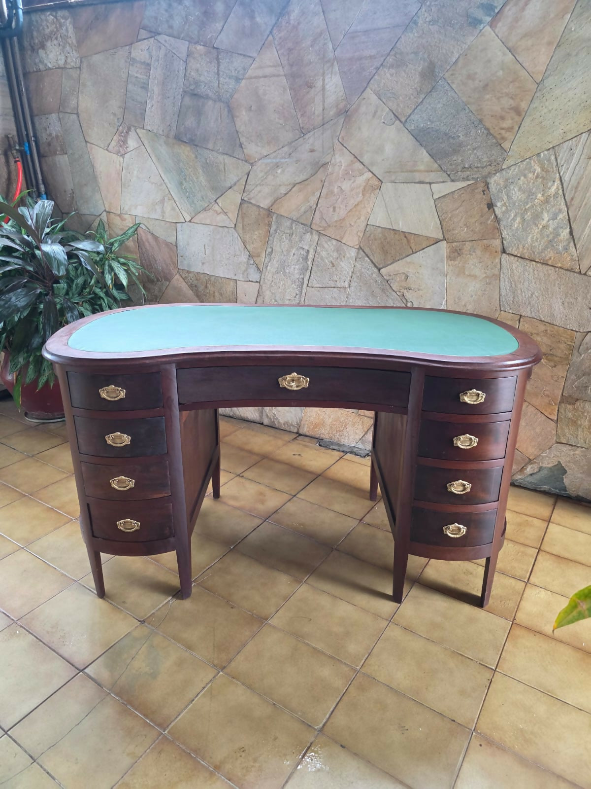 antiga escrivaninha rim, com puxadores em bronze e couro no tampo