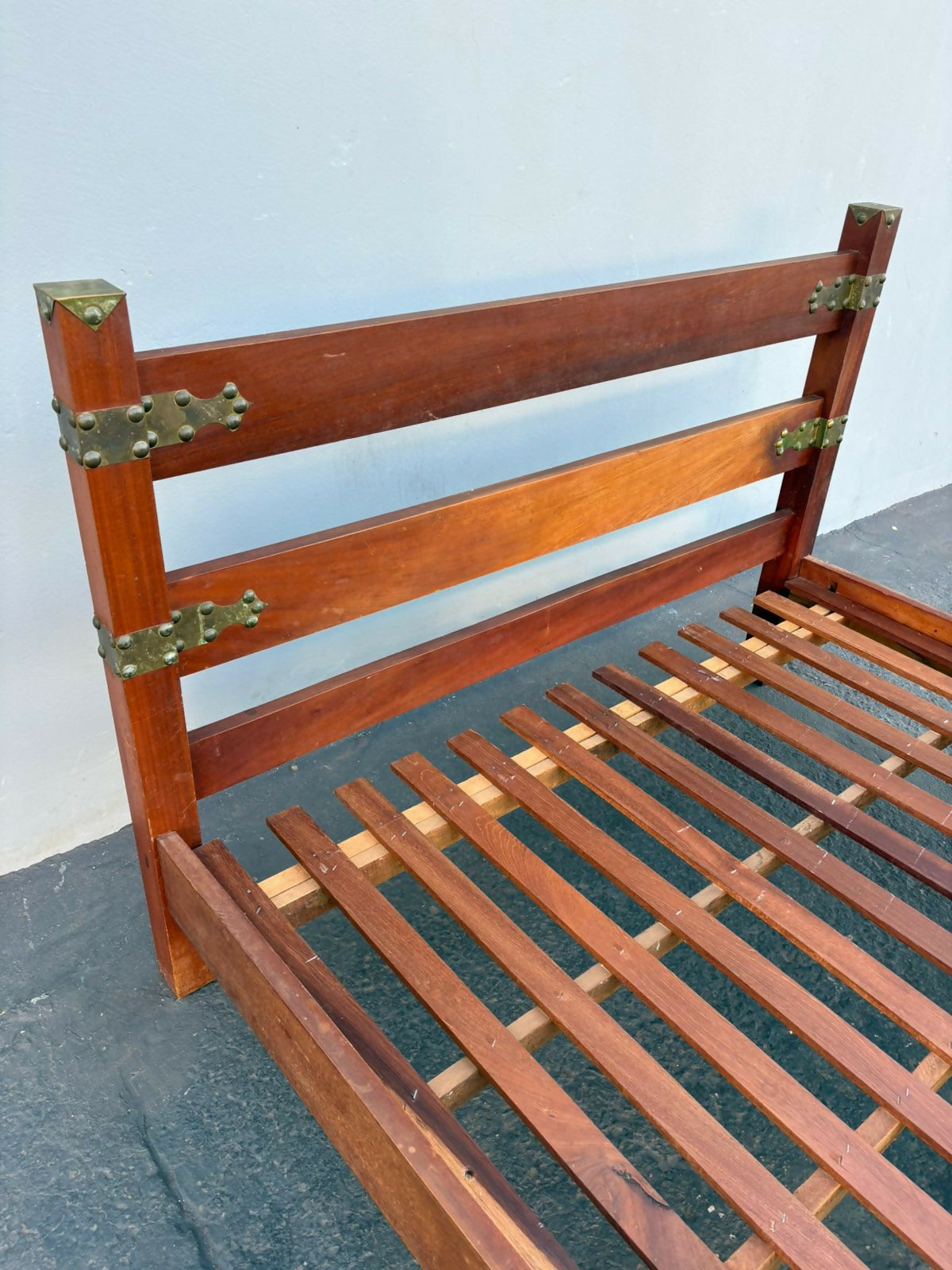 Cama de Casal em Madeira Maciça – Design Minimalista e Robusto