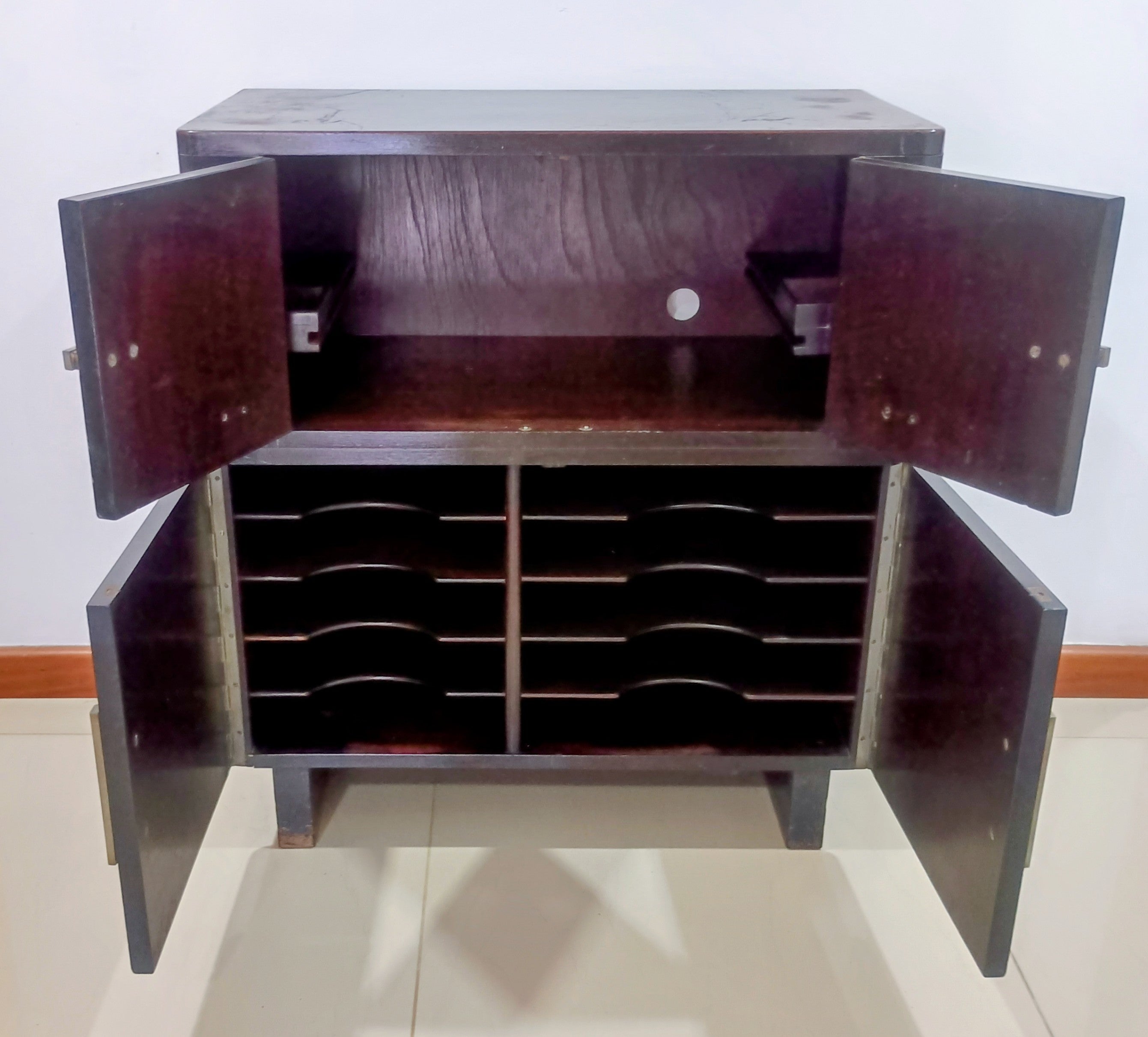 MÓVEL VINTAGE ANOS 50 (ANTIGO GABINETE DE VITROLA) em Madeira escura 