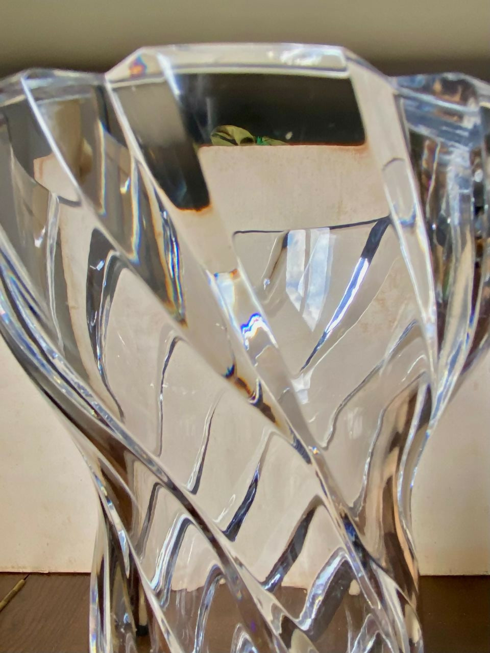 DMCPS_350_Vaso em cristal lapidado com torção helicoidal