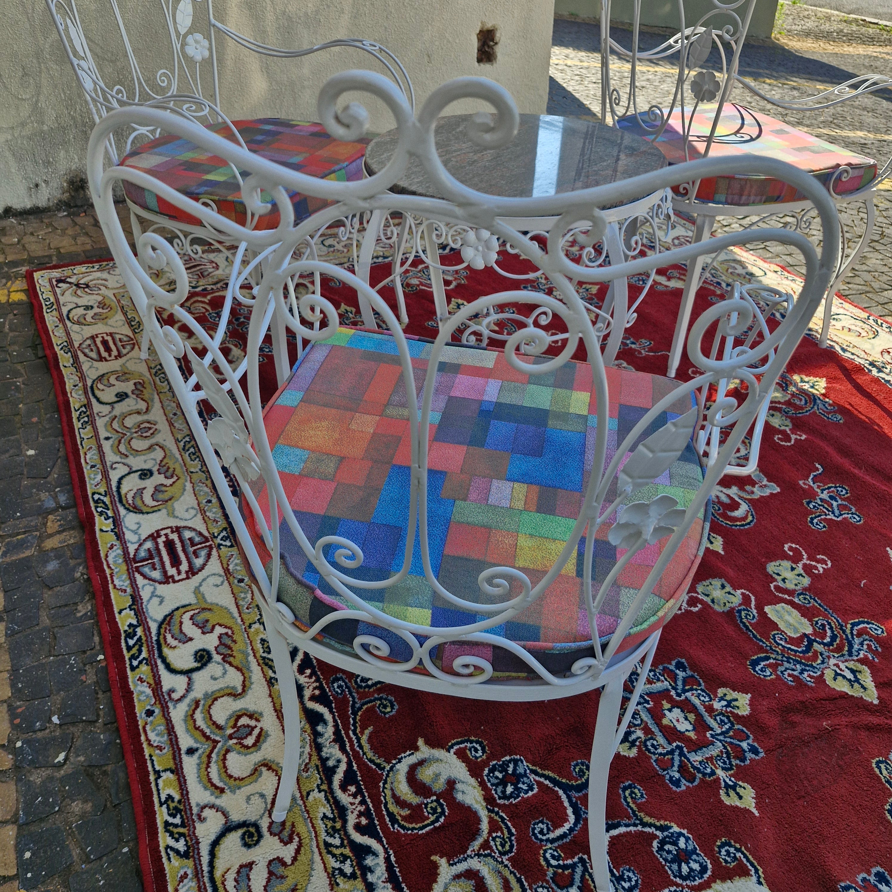 Jogo de Jardim em ferro branco com estofado colorido (3 poltronas + mesinha) 