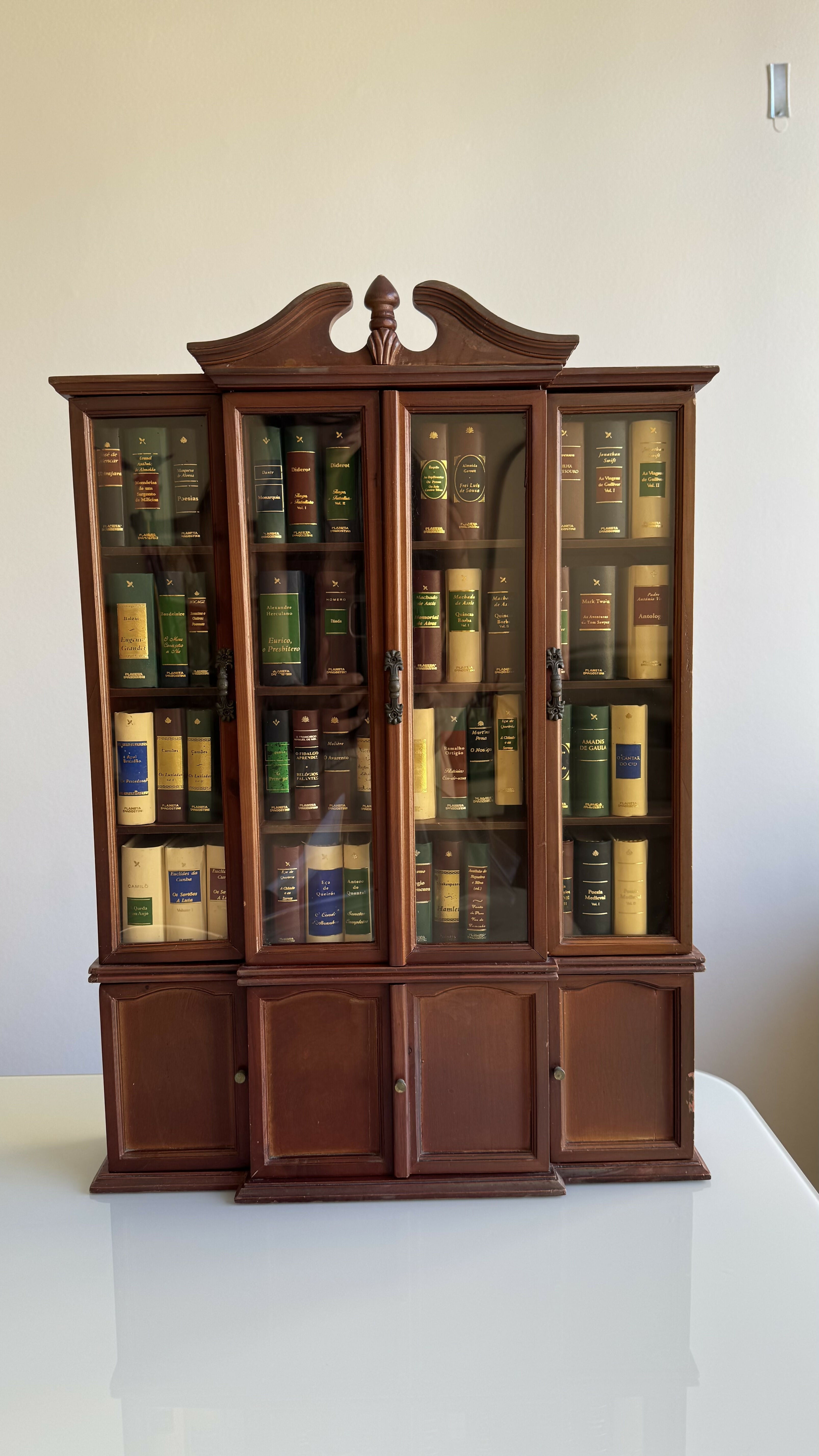 Estante com Coleção Grandes Obras da Literatura Universal (MINIATURA) - Planeta DeAgostini