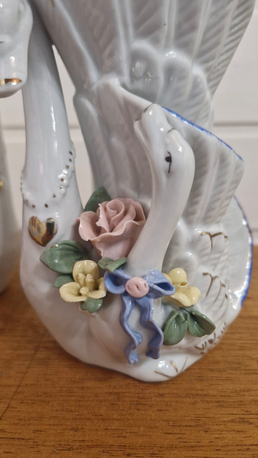 Excepcional par de floreiras em porcelana em forma de cisne 