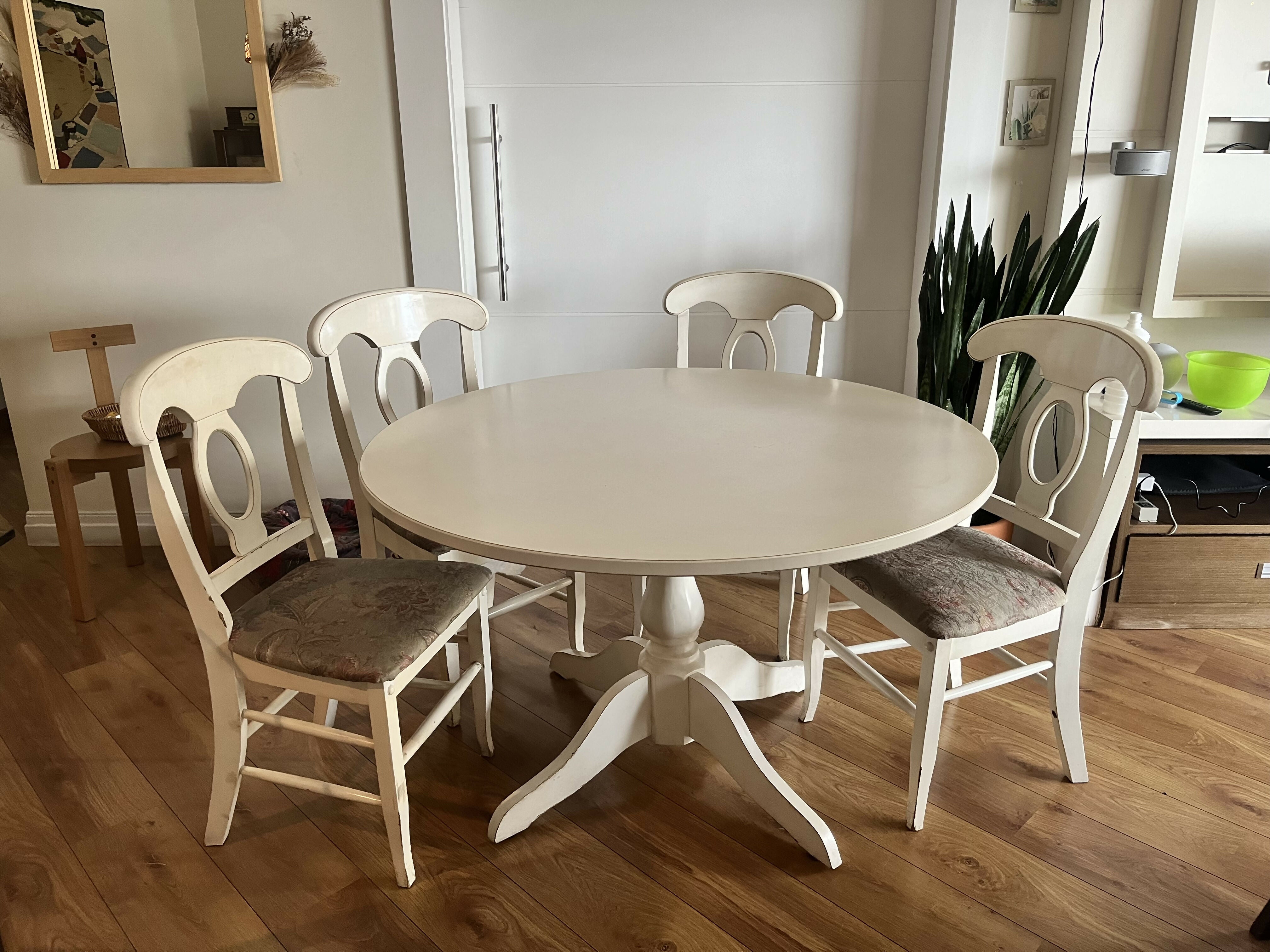 Conjunto de cadeiras e mesa estilo romântico