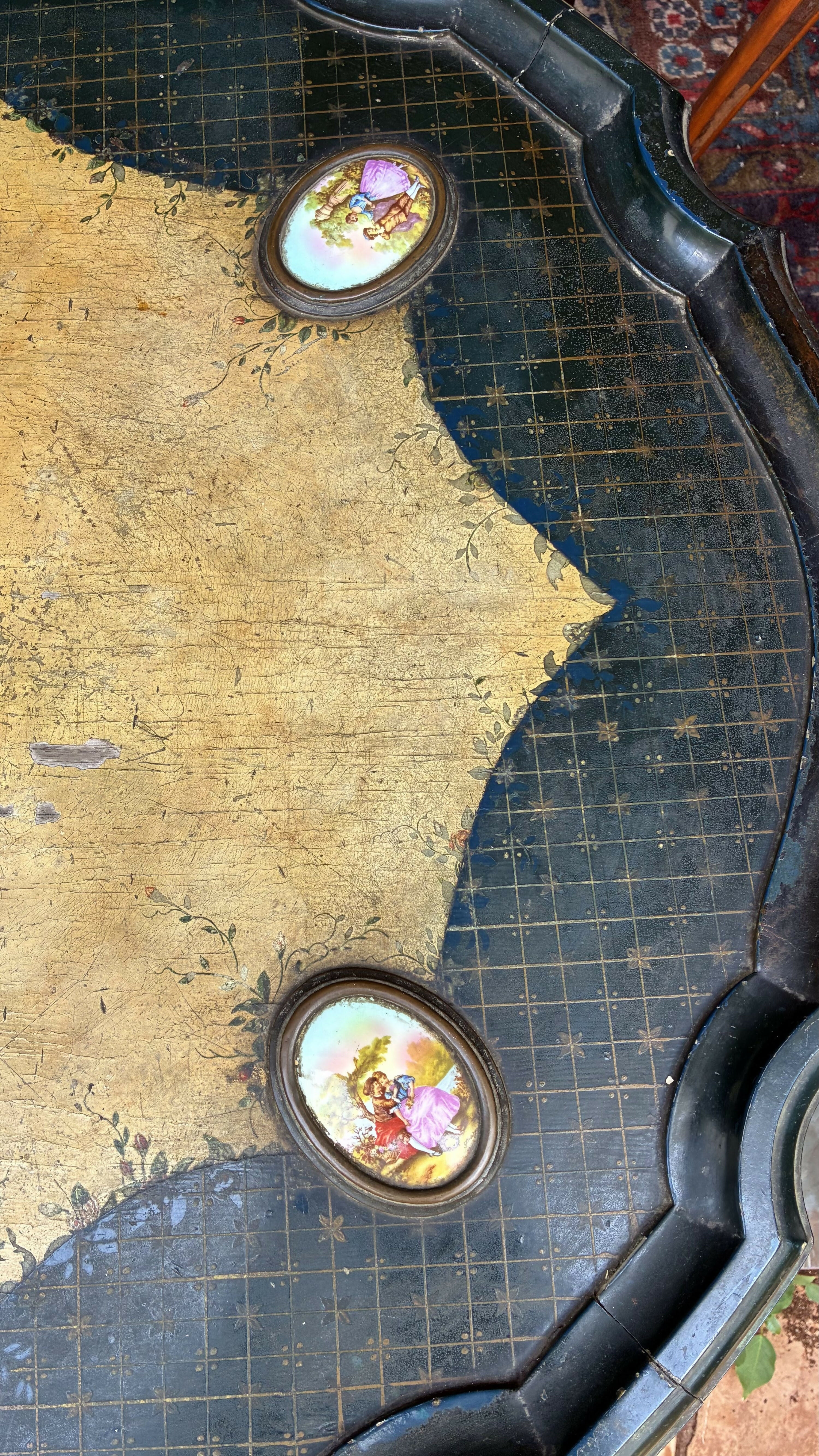 Mesa de Centro Antiga em Madeira com tampo adornado