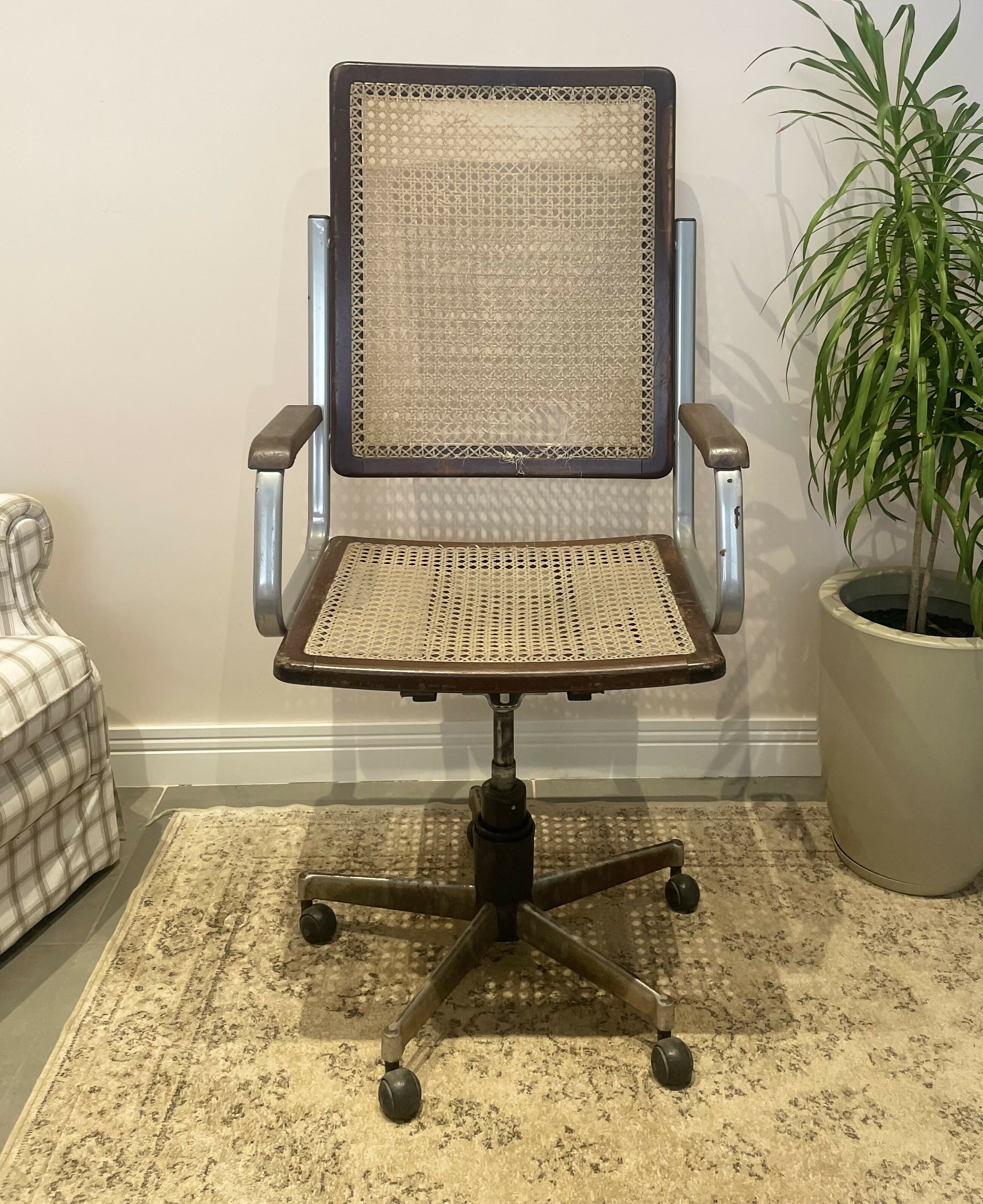 Cadeira Giratória Vintage de Palhinha — Design Modernista Brasileiro (anos 60/70)