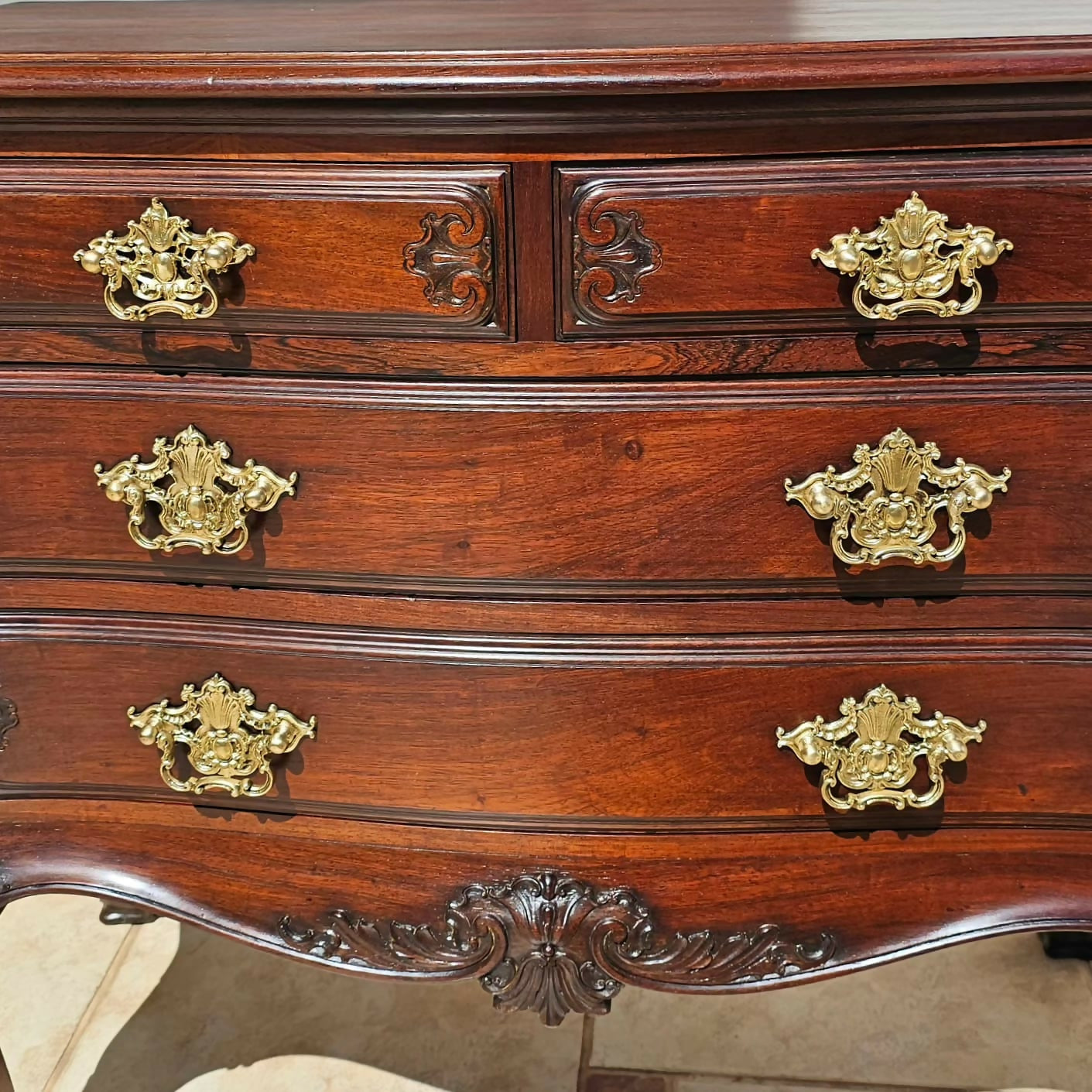 Antiga cômoda Dom José, jacarandá maciço, puxadores em bronze e selo original.