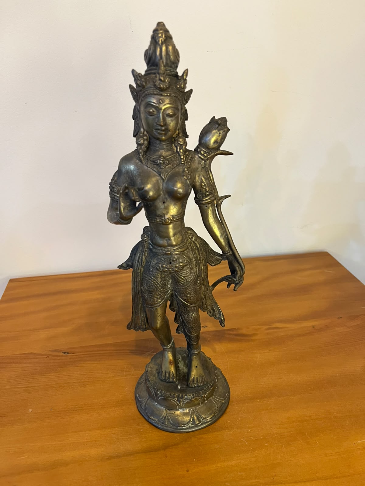 Escultura Oriental Em Metal – Divindade Feminina Com Flor De Lótus | 35 Cm