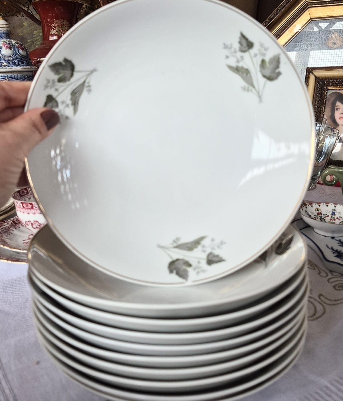 Conjunto de pratos Steatita com padrão de folhas,  27 peças. Uma graça.