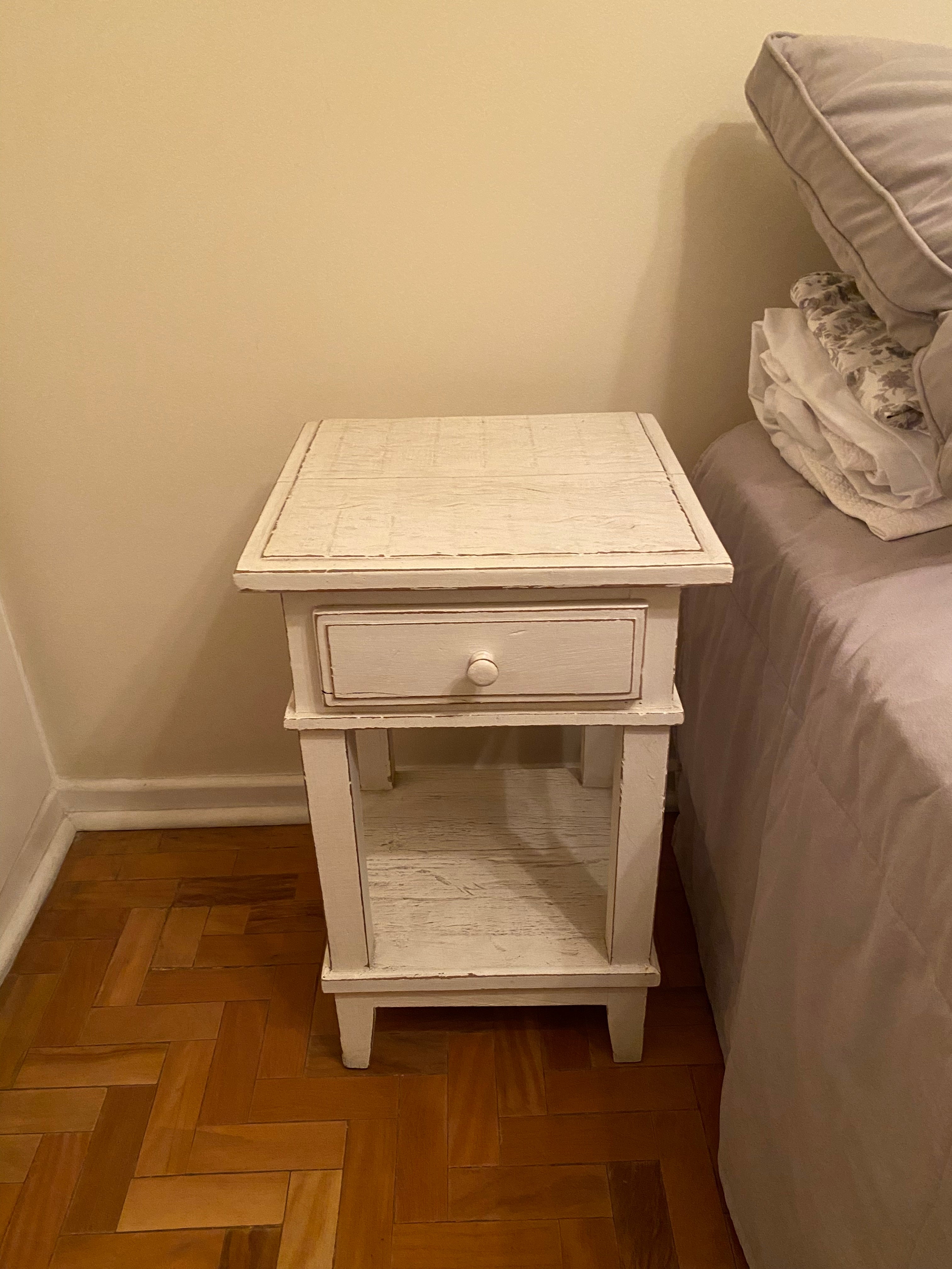 Mesa de Cabeceira em Madeira Branca com Gaveta – Estilo Provençal