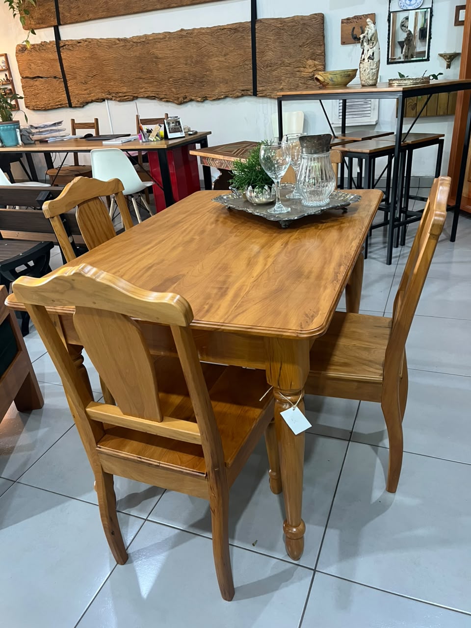 Conjunto de Mesa de Jantar Retangular em peroba com pés torneados e 4 cadeiras