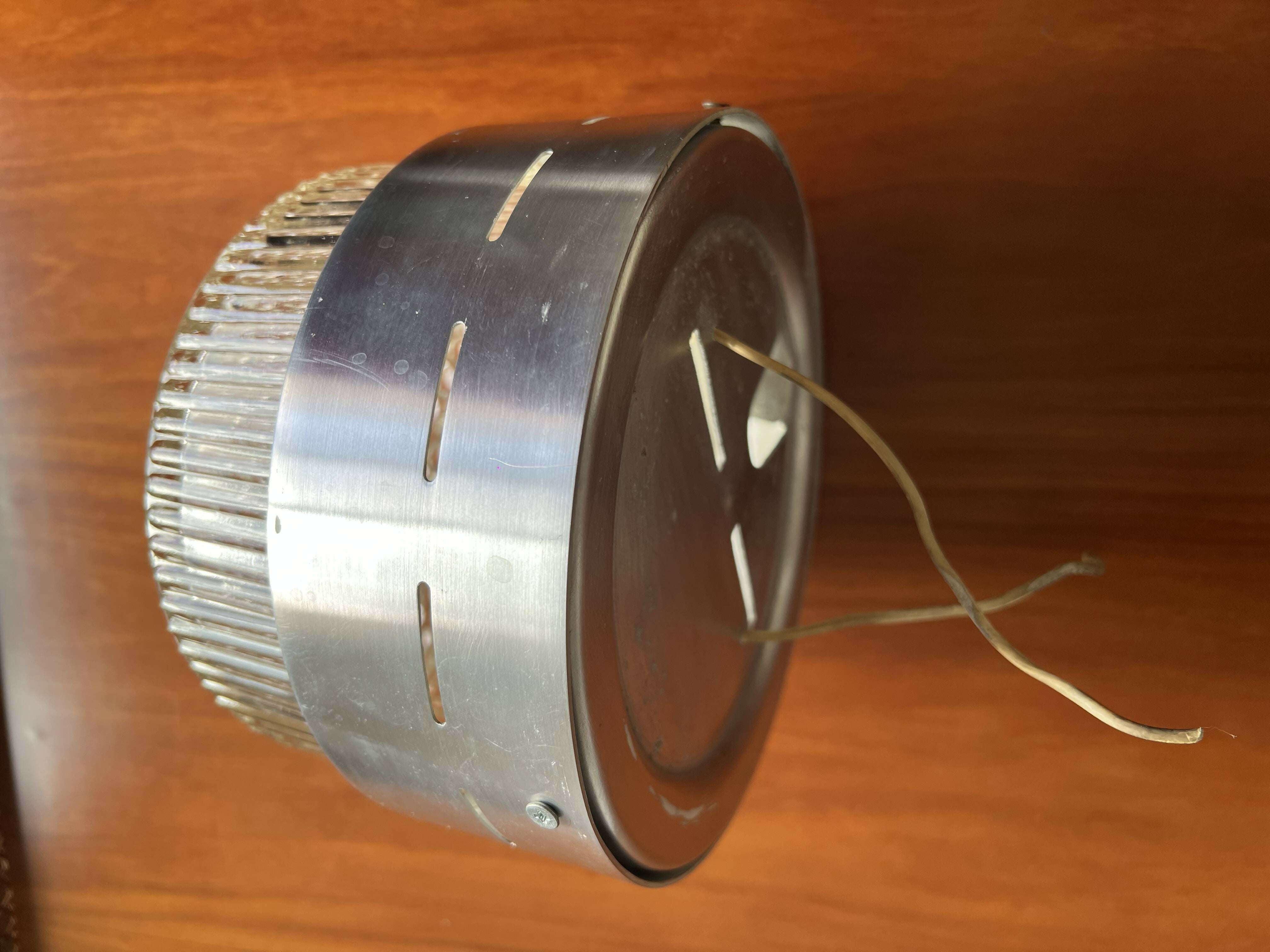 Luminária plafon de metal e cúpula em vidro texturizado