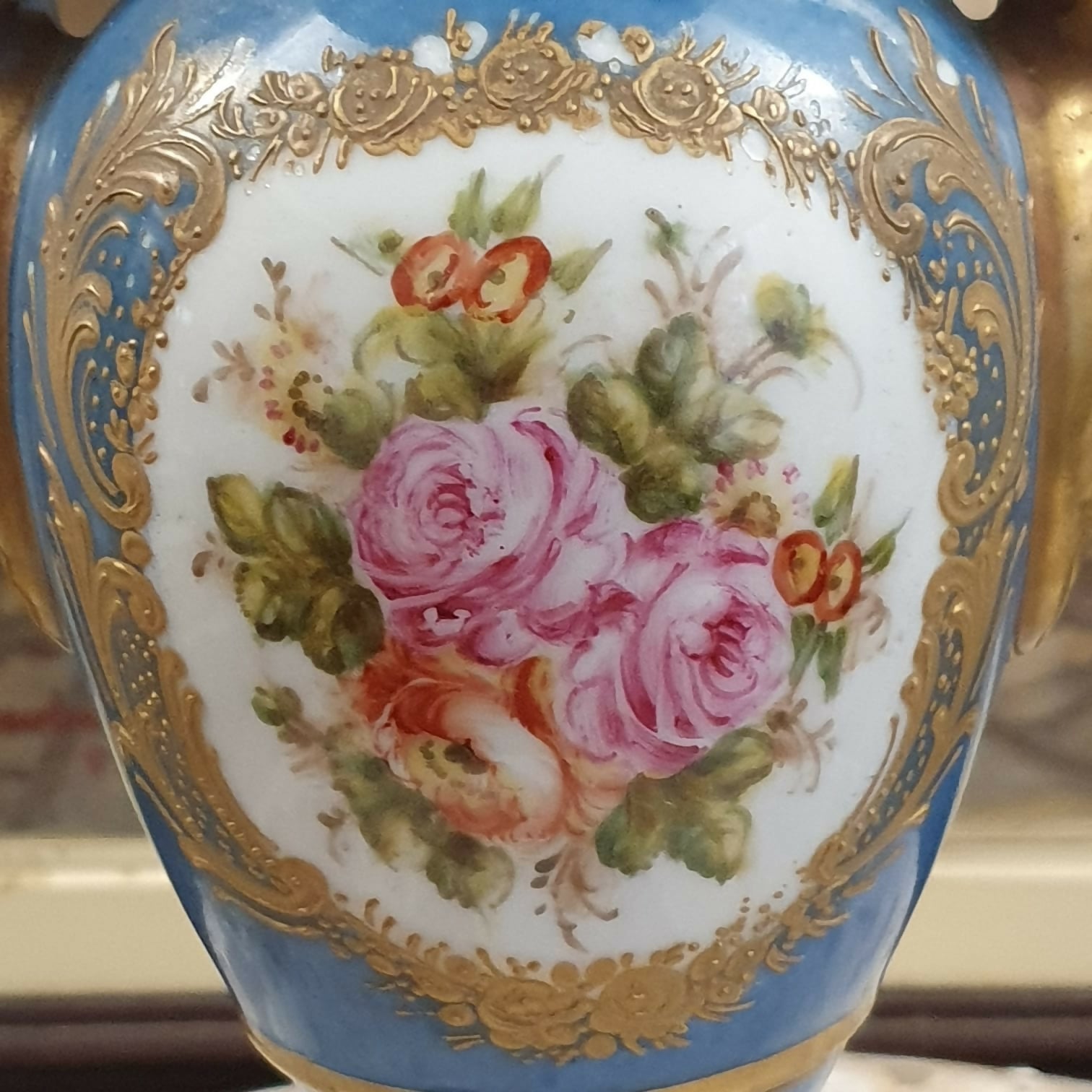 Maravilhosa ânfora em porcelana francesa Limoges antiga, final do século XIX, Belle Epóque, com pintura floral e dourações inteiras feitas à mão. Impecável!