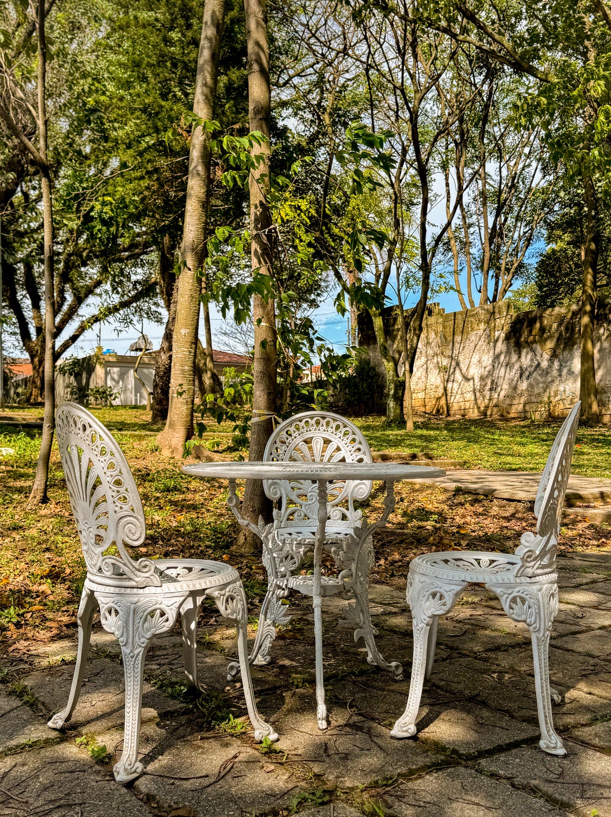 Mesa e cadeiras de jardim em ferro fundido branco 
