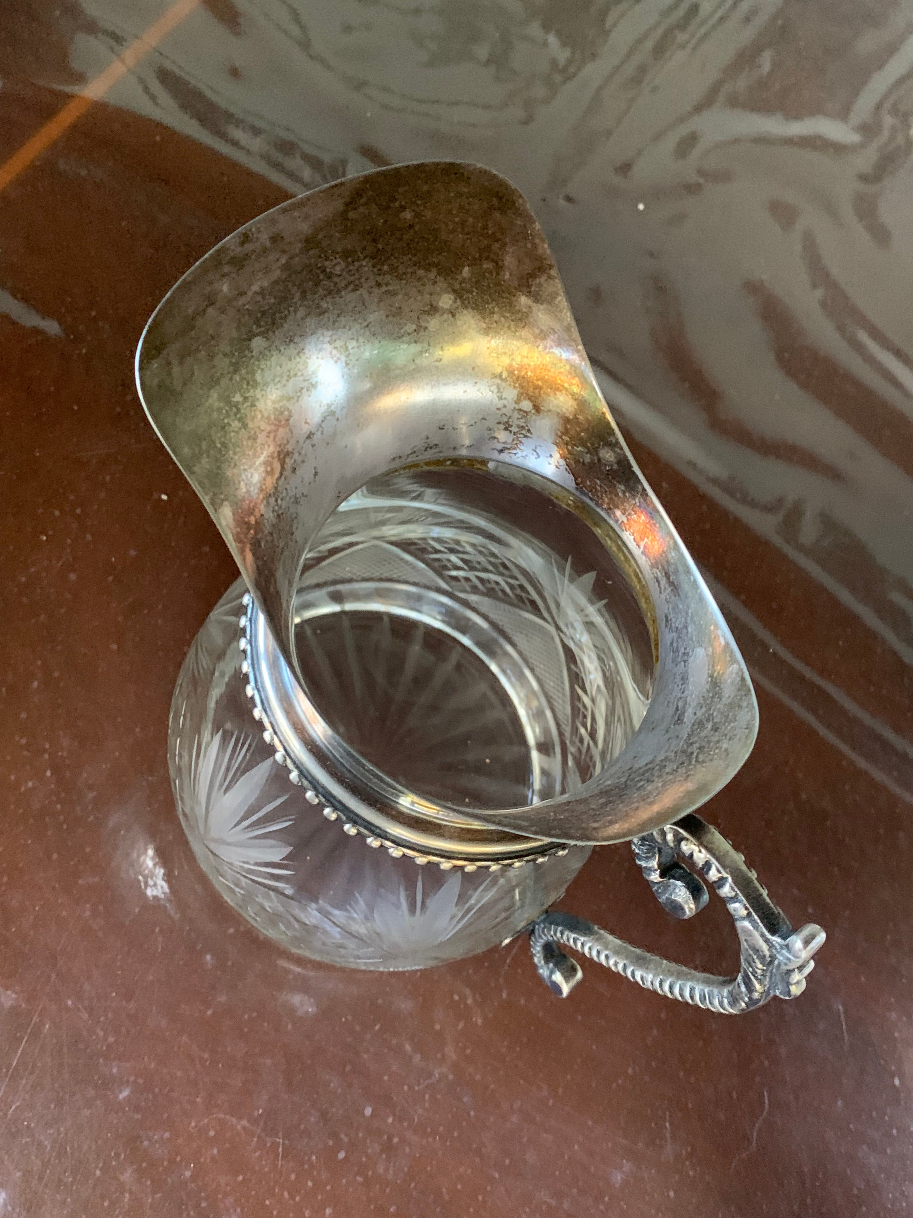 Antiga jarrinha em cristal ricamente lapidada e com detalhes em prata