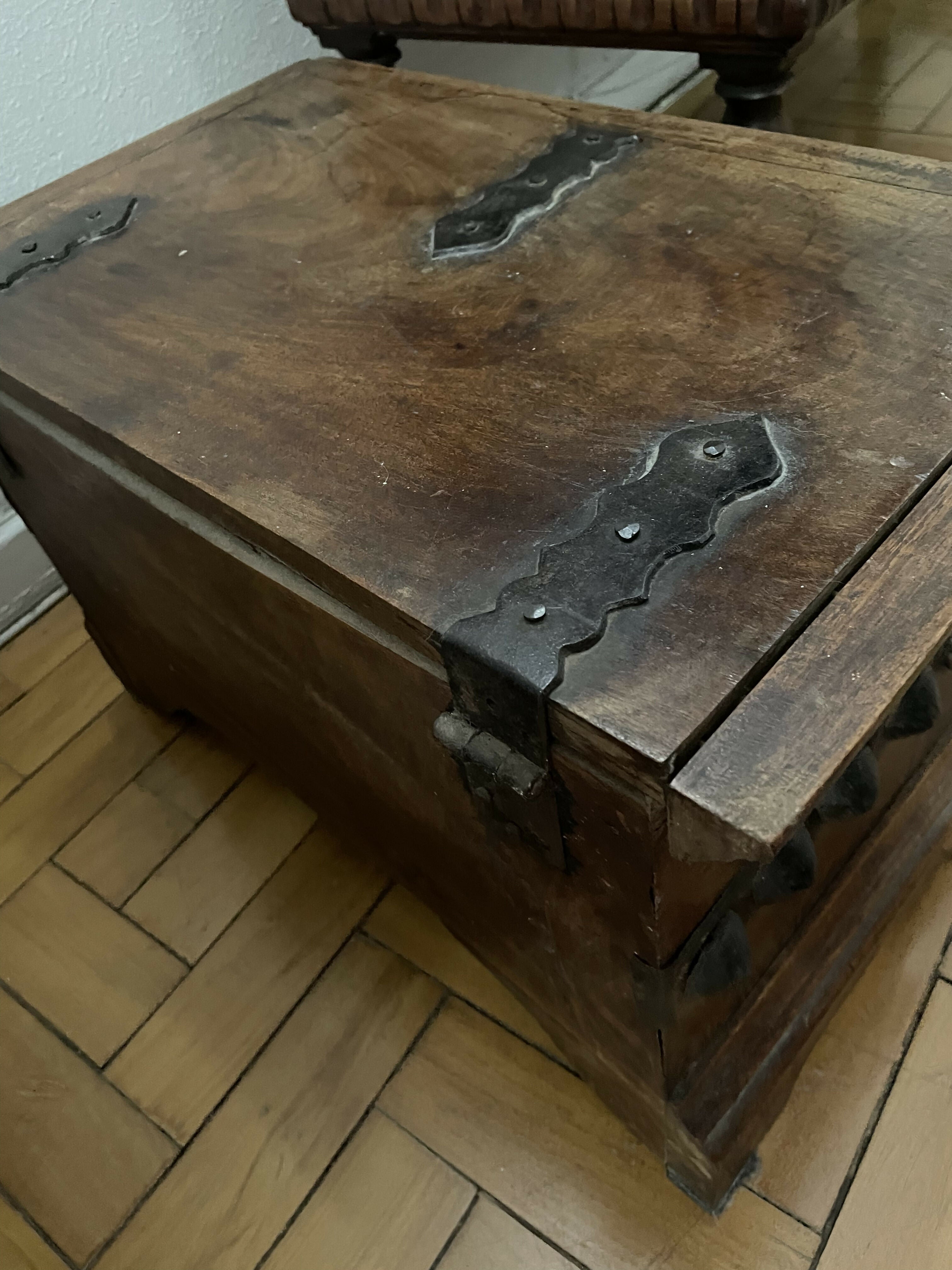 Baú antigo em madeira nobre