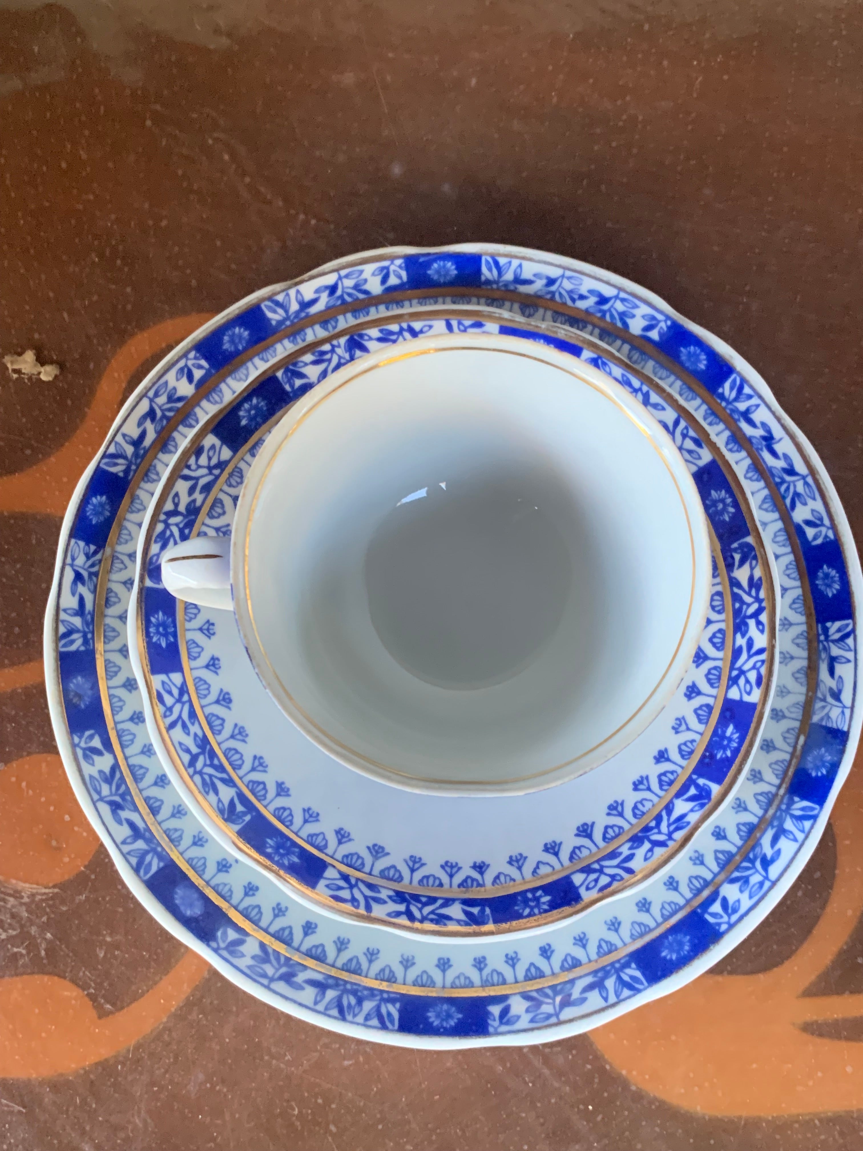 Lindo e antigo trio de chá em porcelana Real em tom azul cobalto com flores e filete dourado 