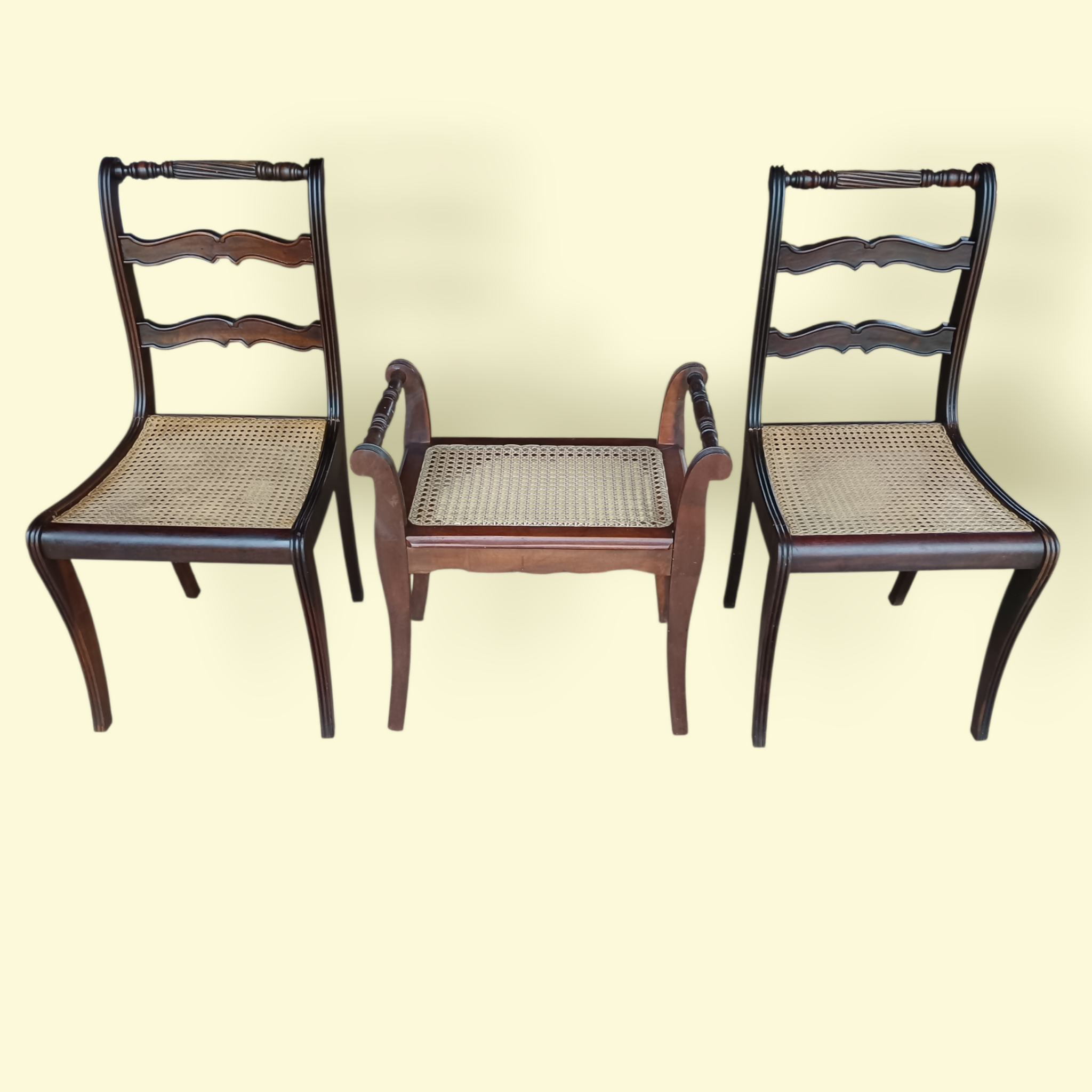 Conjunto Aparador Colonial + 2 cadeiras + 1 banco em palhinha