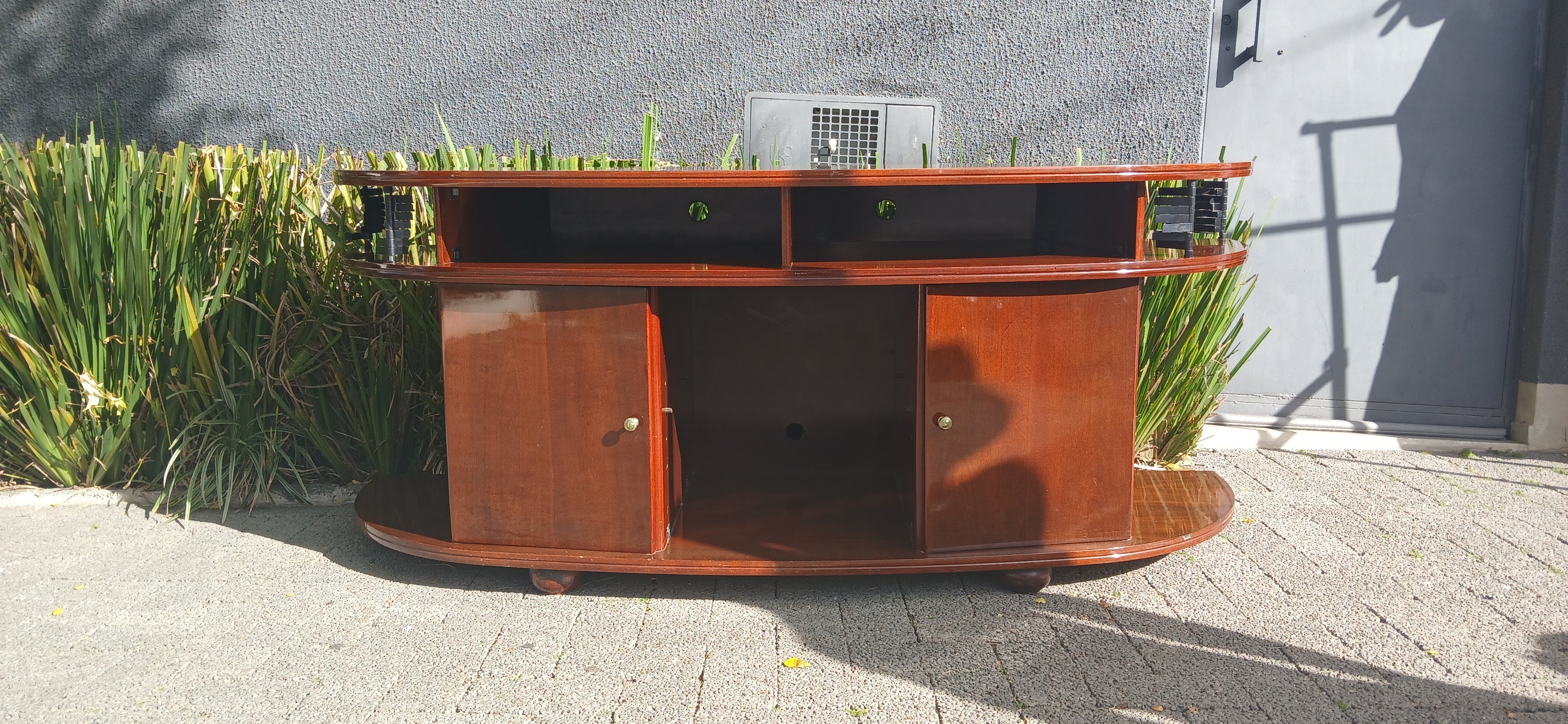 Rack Buffet arredondado em madeira escura com portas 