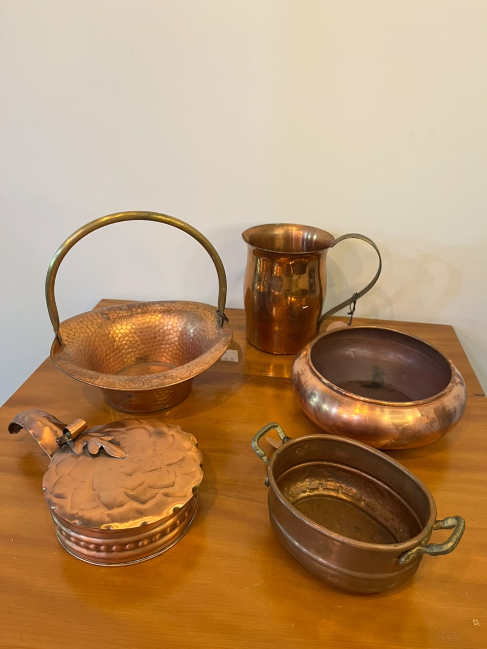 Conjunto de cinco peças antigas em cobre – utensílios decorativos e utilitários