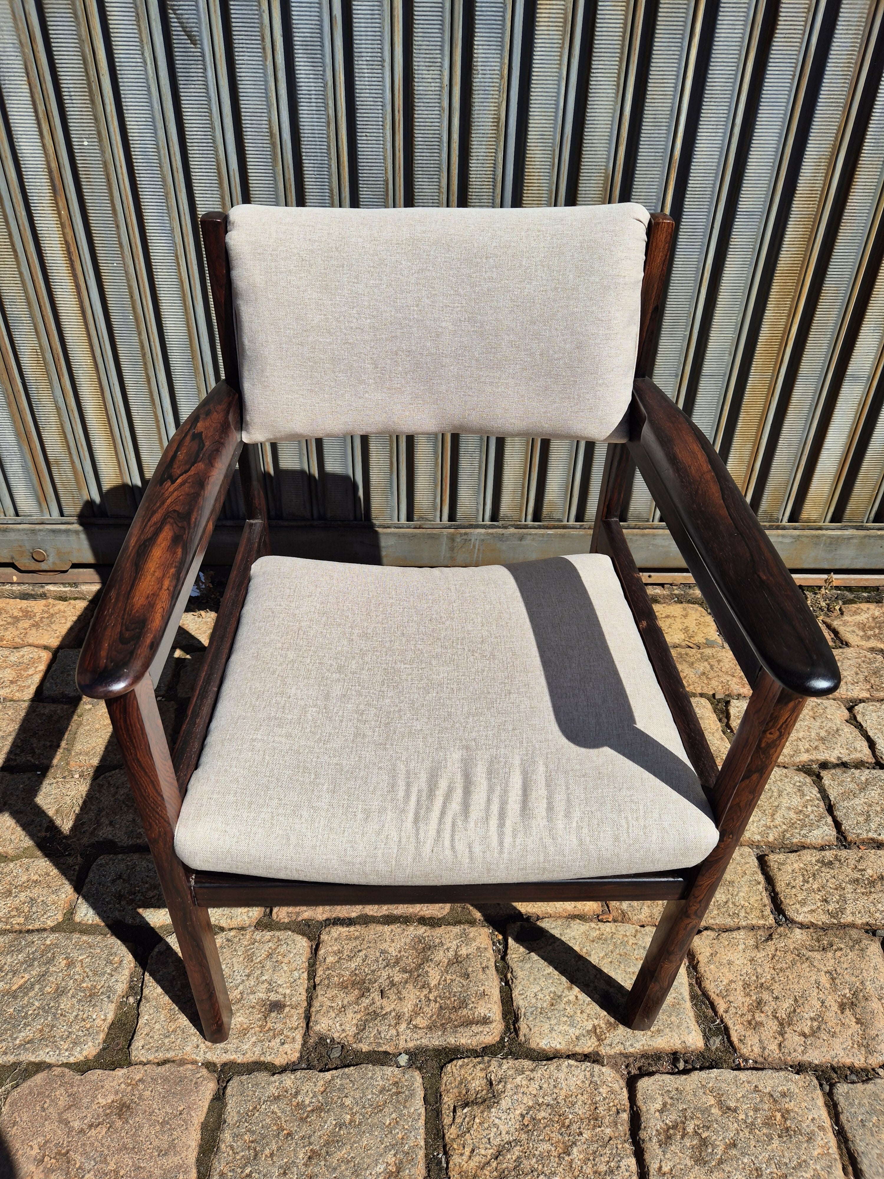 Poltrona Jacarandá J.M Magalhães com estofado novo