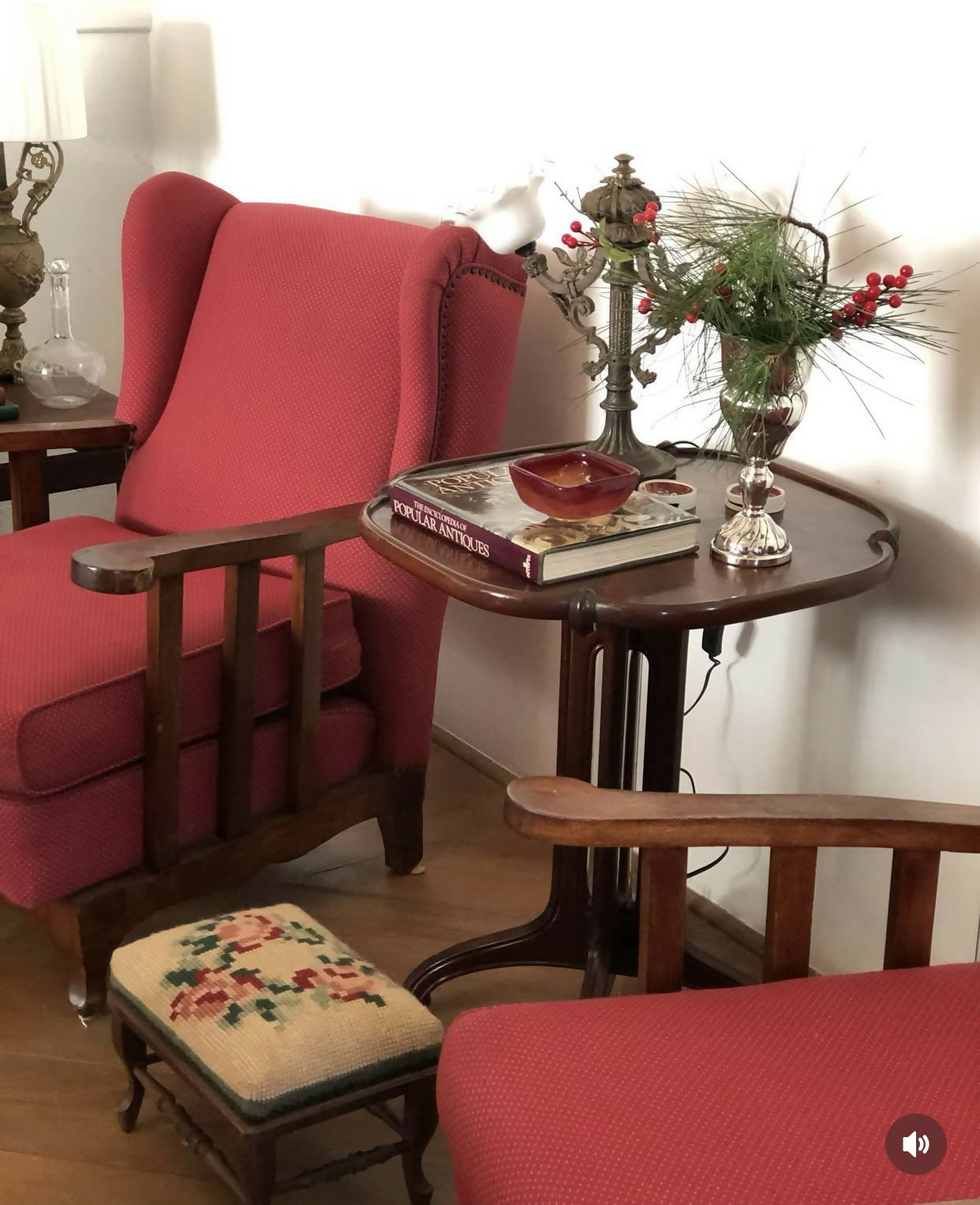 Poltrona Berger dos anos 60 com braços em madeira maciça e estofado vermelho (valor unitário)