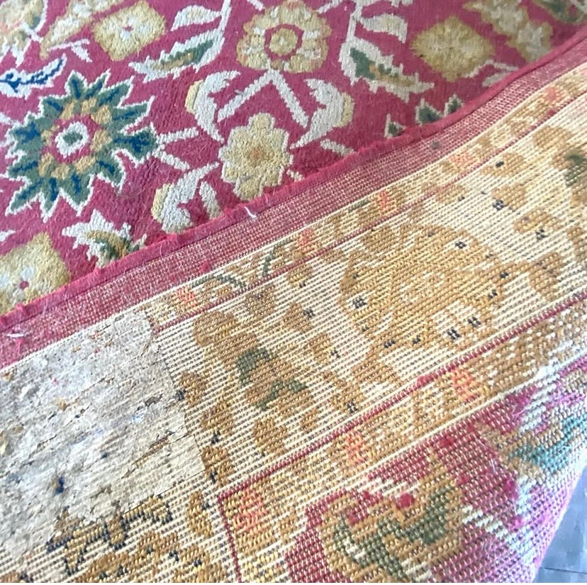 Tapete antigo feito à mão, em tons de rosa, verde, ouro e azul