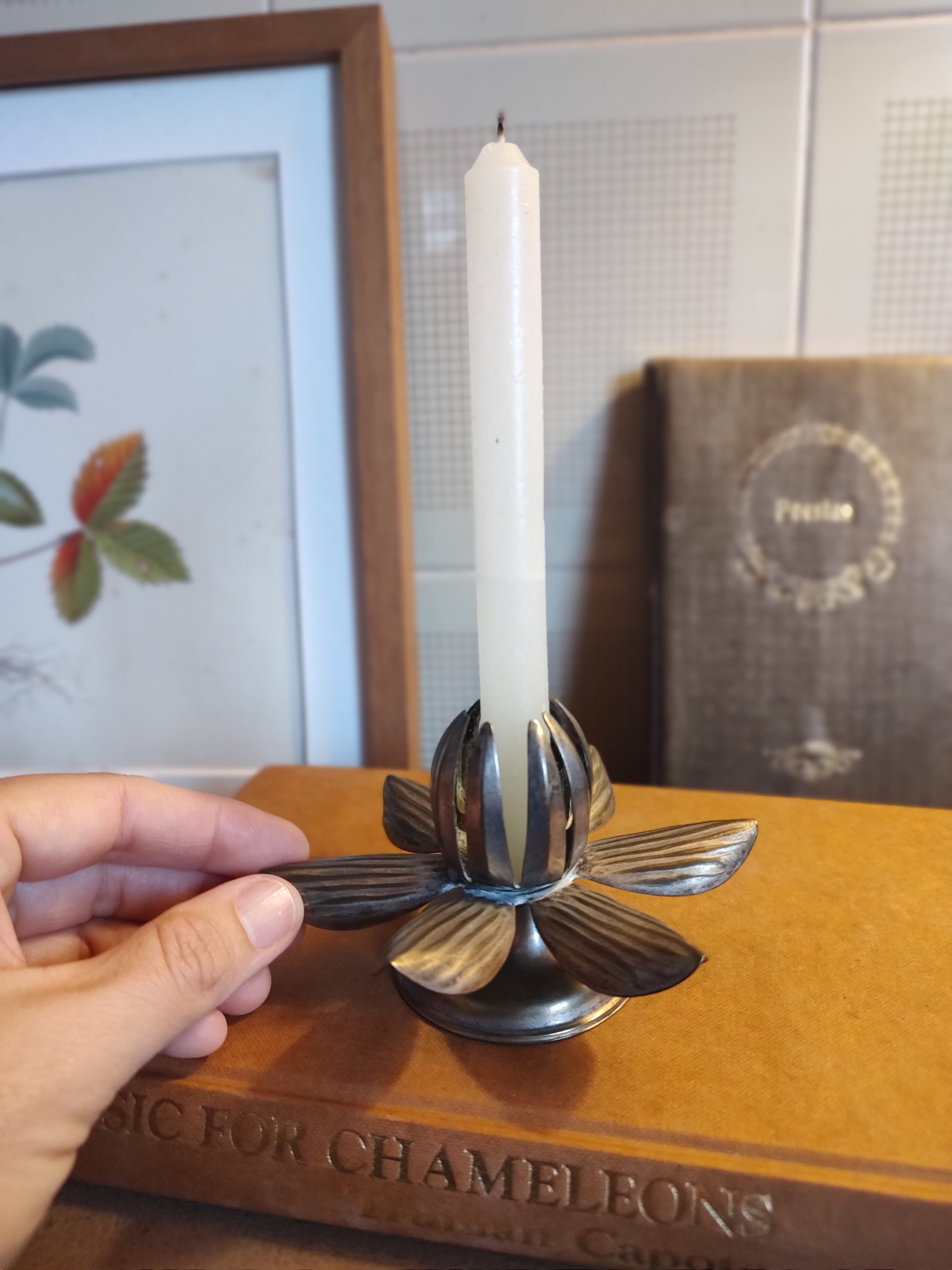 Delicado castiçal em metal espessurado à prata Eberle em forma de flor