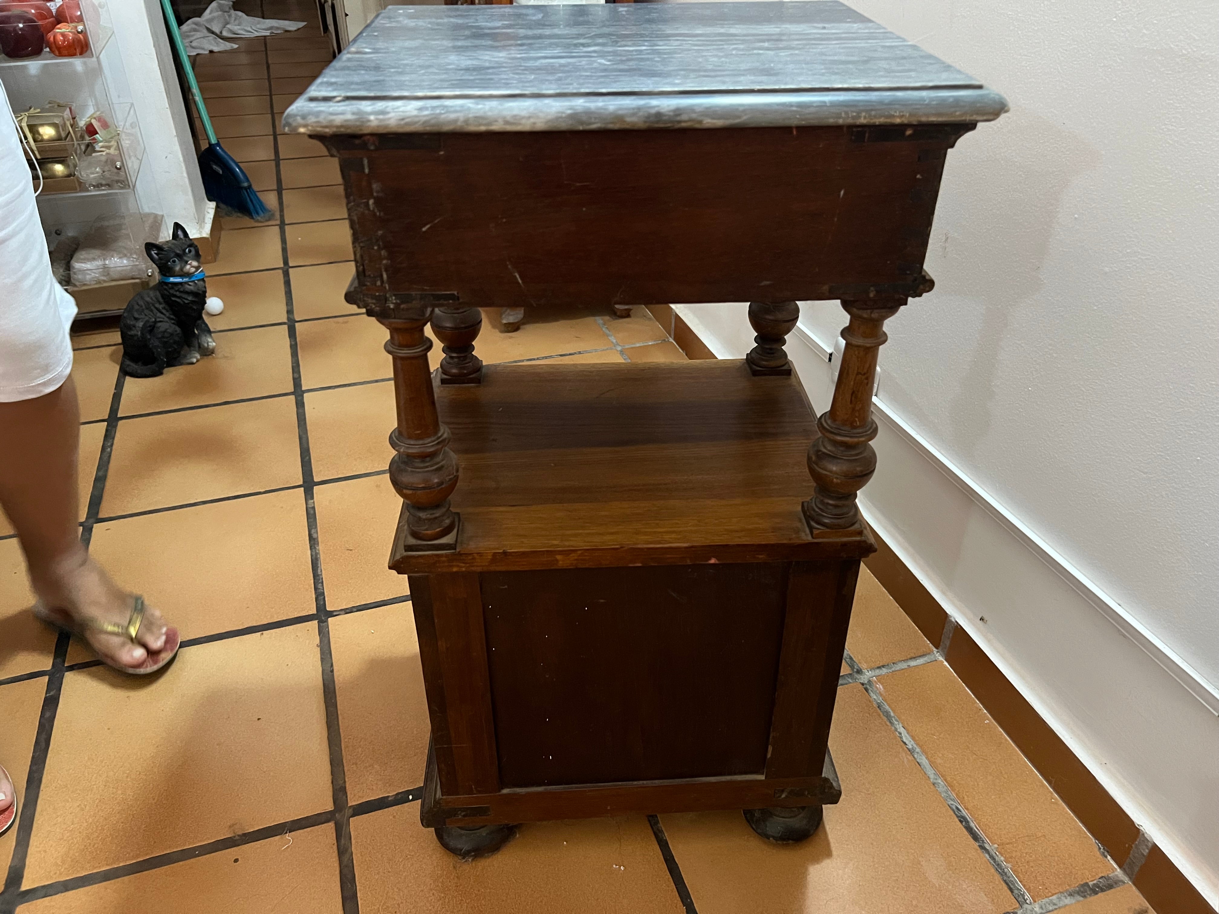 Par de Criados / Mesa de Cabeceira Antigas Estilo Renascença com Tampo de Mármore