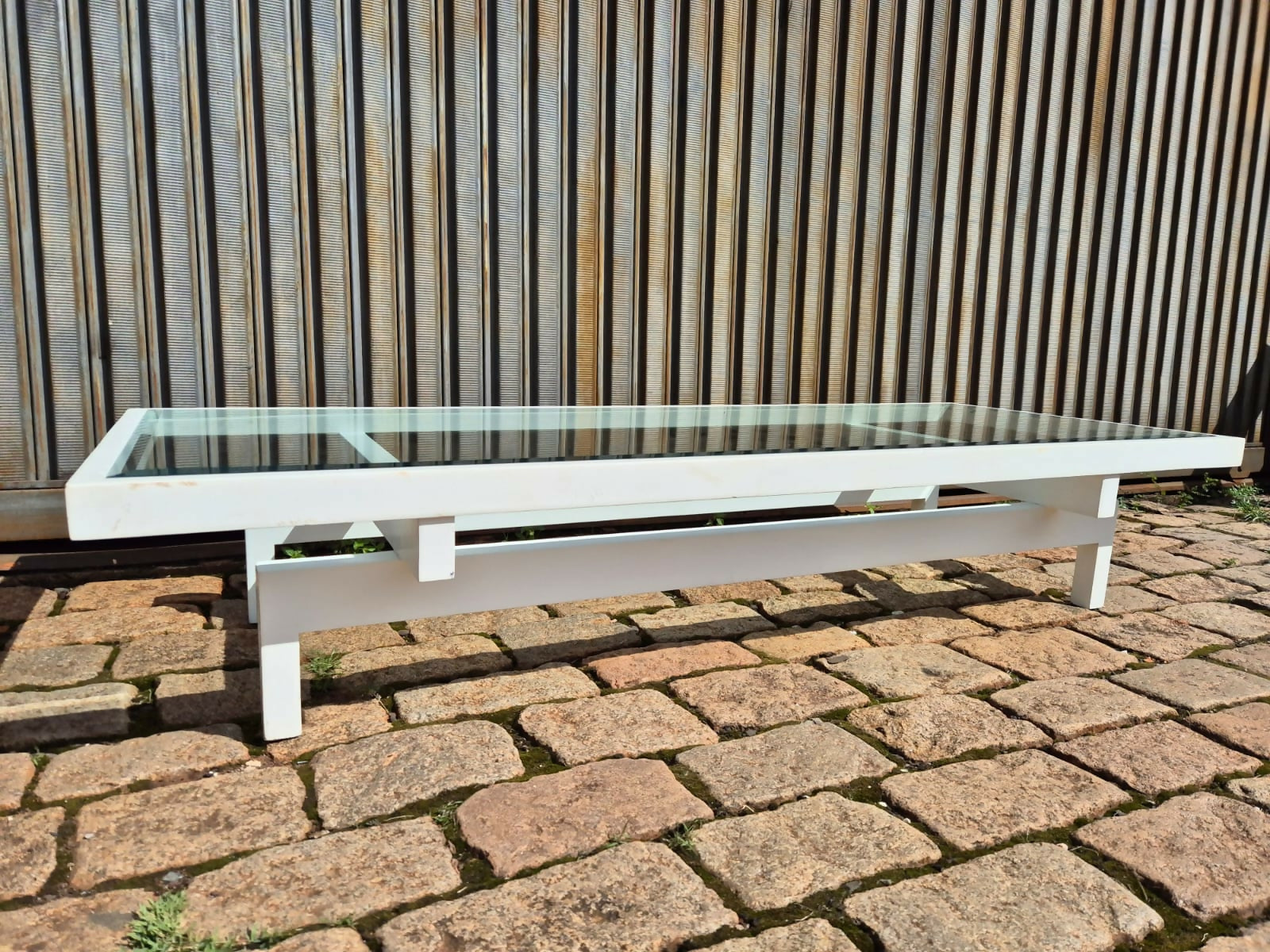 Mesa ds centro branco e preto, réplica anos 2000