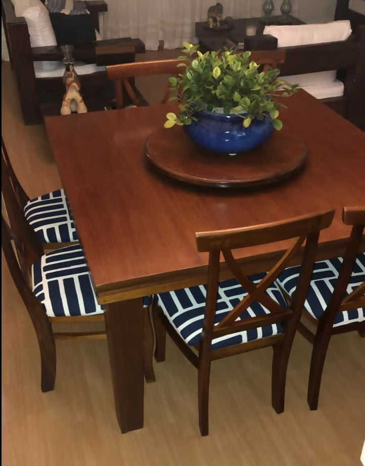 Mesa quadrada em madeira com centro giratório e 8 cadeiras