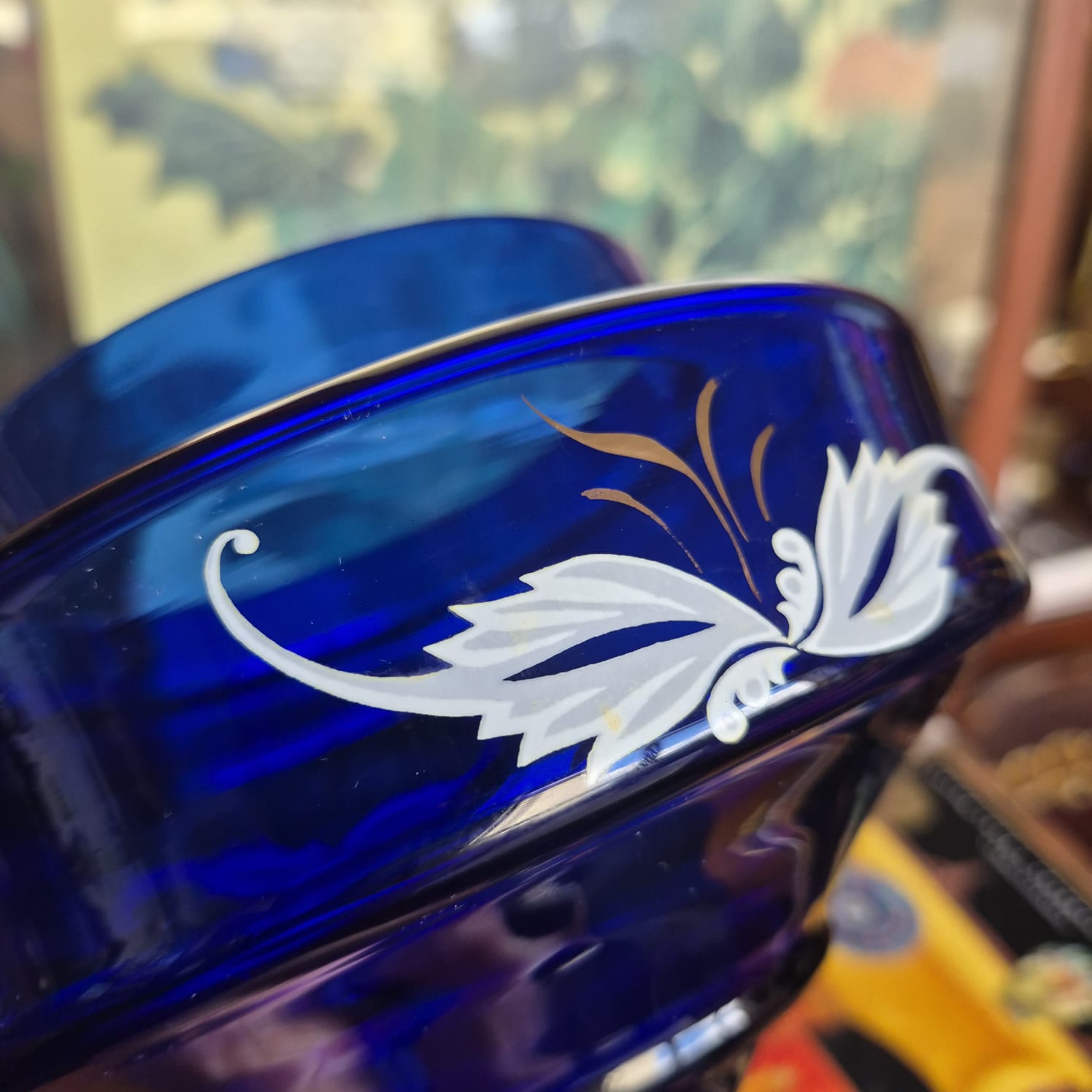 Linda bomboniére/compoteira vintage em vidro azul cobalto, anos 50. Perfeito estado,  douração intacta.