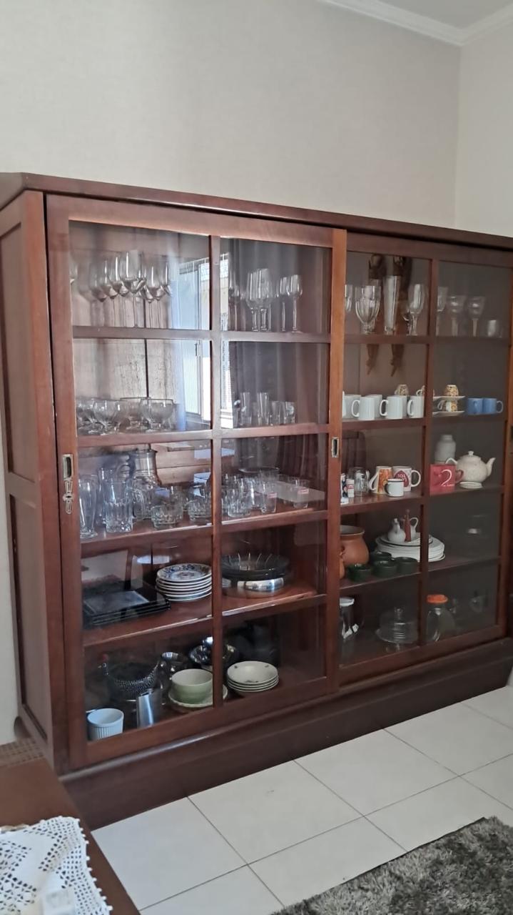 Cristaleira Vintage de Madeira Maciça