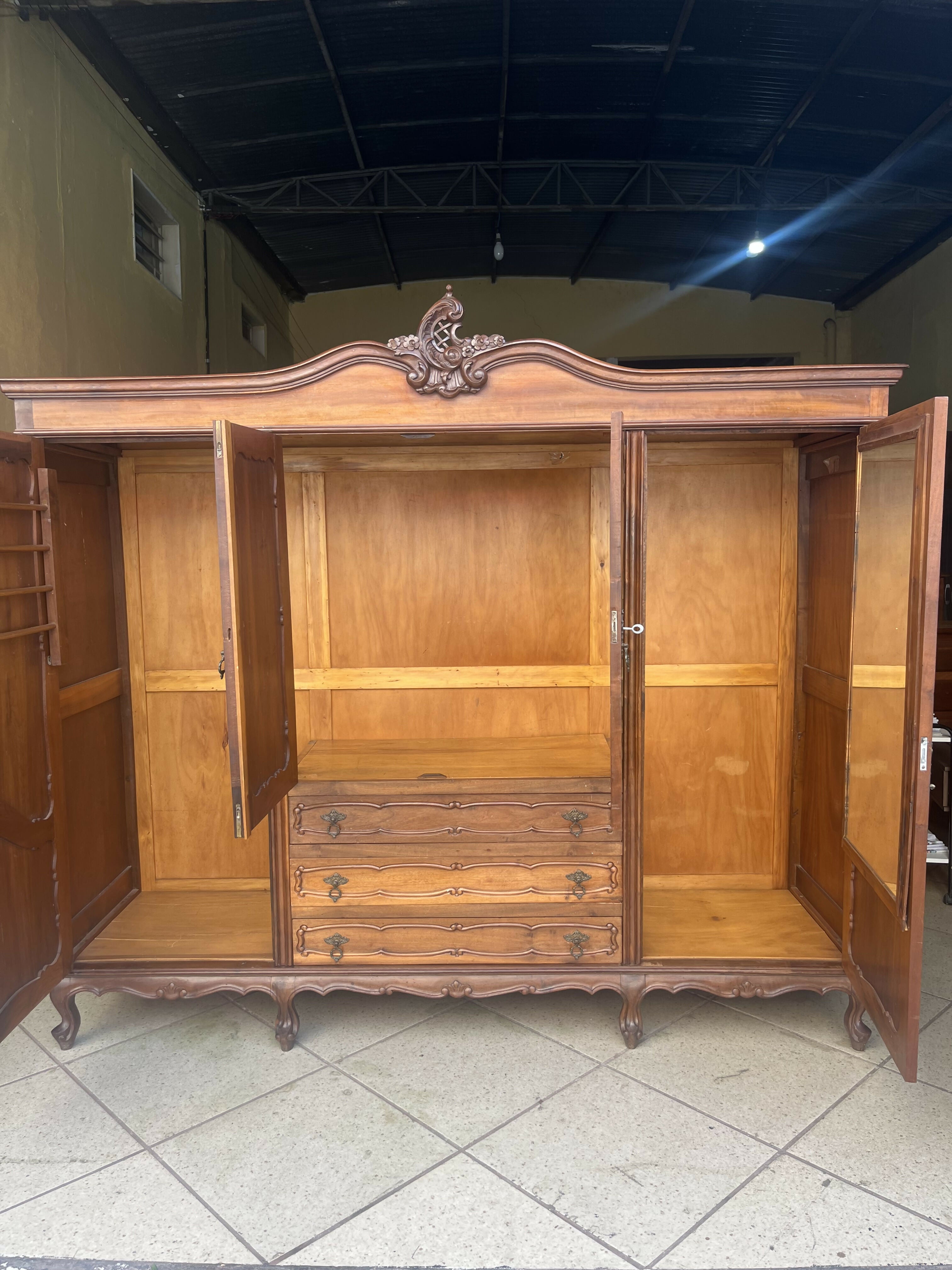 GUARDA ROUPAS DE CASAL ANTIGO PÉS DOM JOSÉ COM SELO