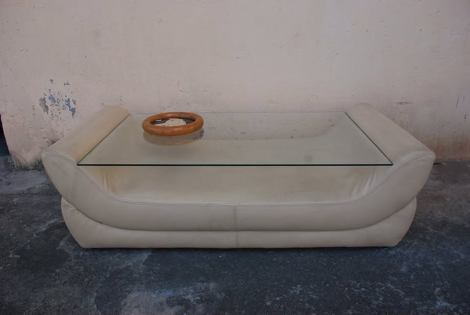 Mesa de Centro Revisteiro retangular revestida em corino claro e vidro anos 80 