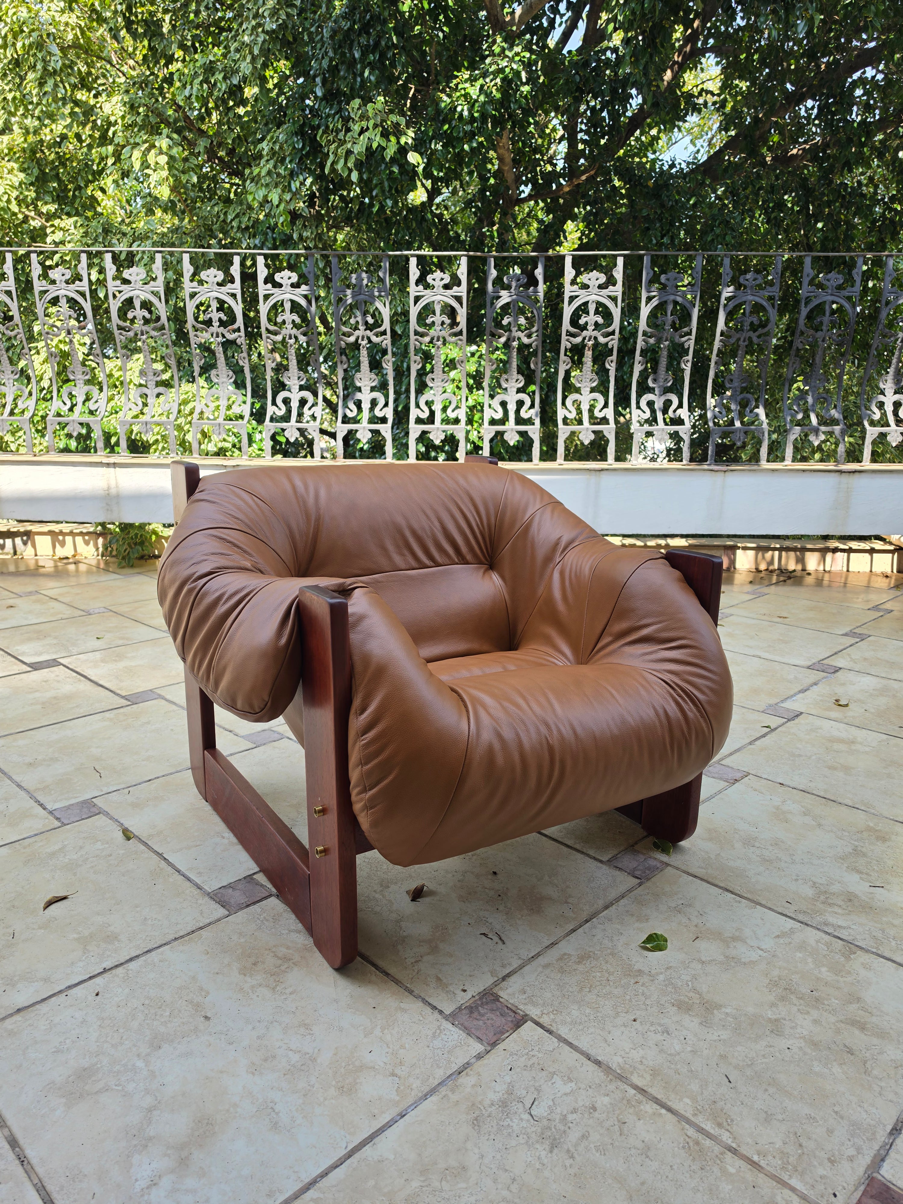 Poltrona MP 97 em couro marrom restaurada - Percival Lafer 