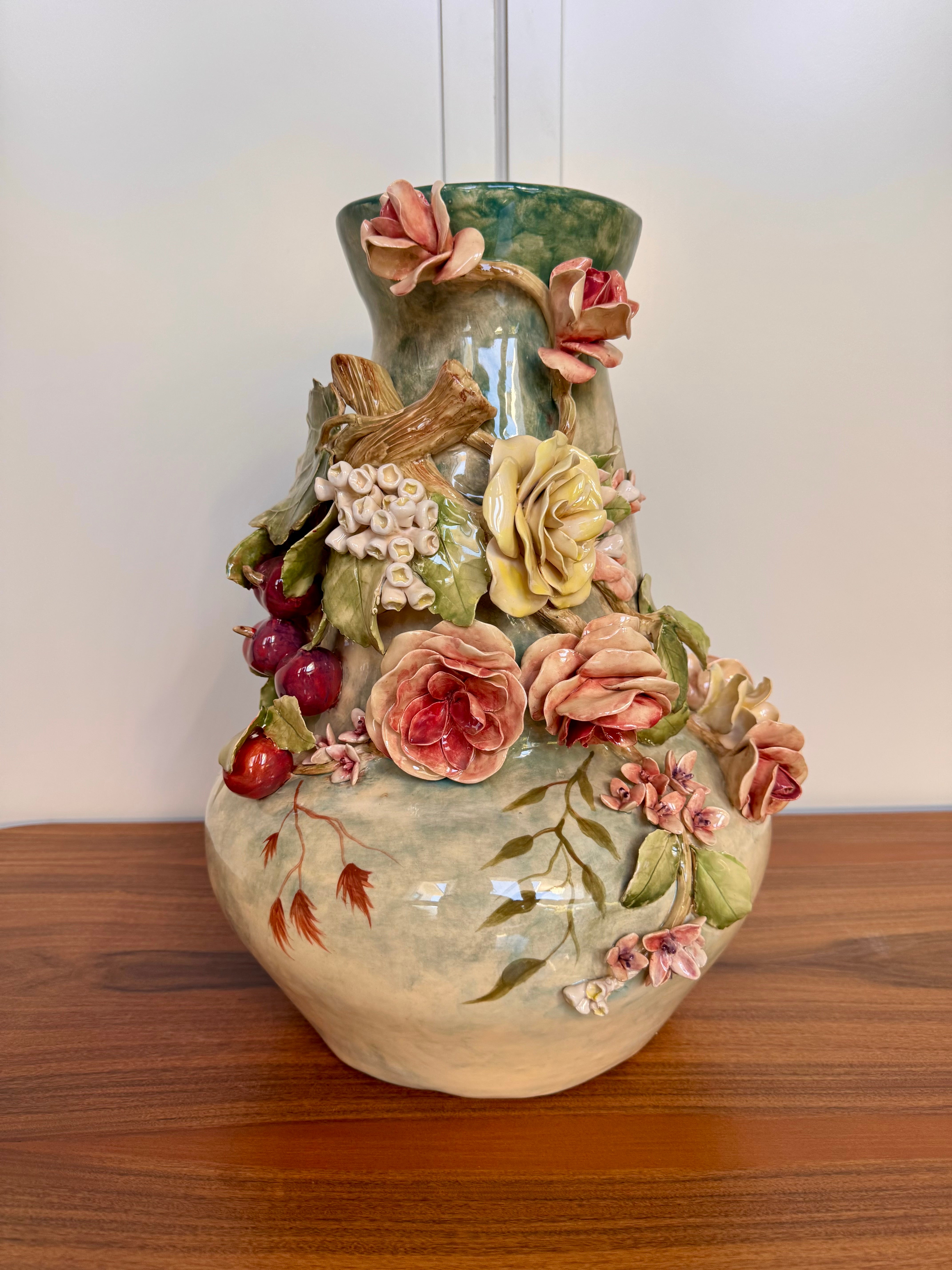 Vaso cerâmico estilo floral com frutas da marca Zanatta.