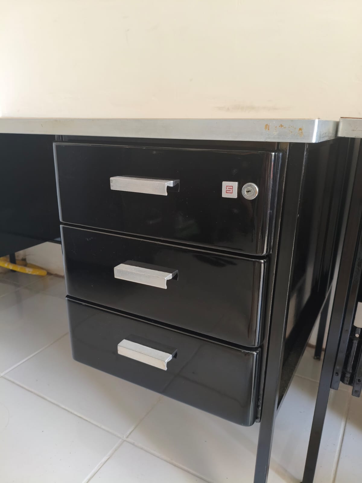 Escrivaninha Industrial de aço 6 gavetas datada entre 1940 a 1950 restaurada c/ pintura automotiva em preto