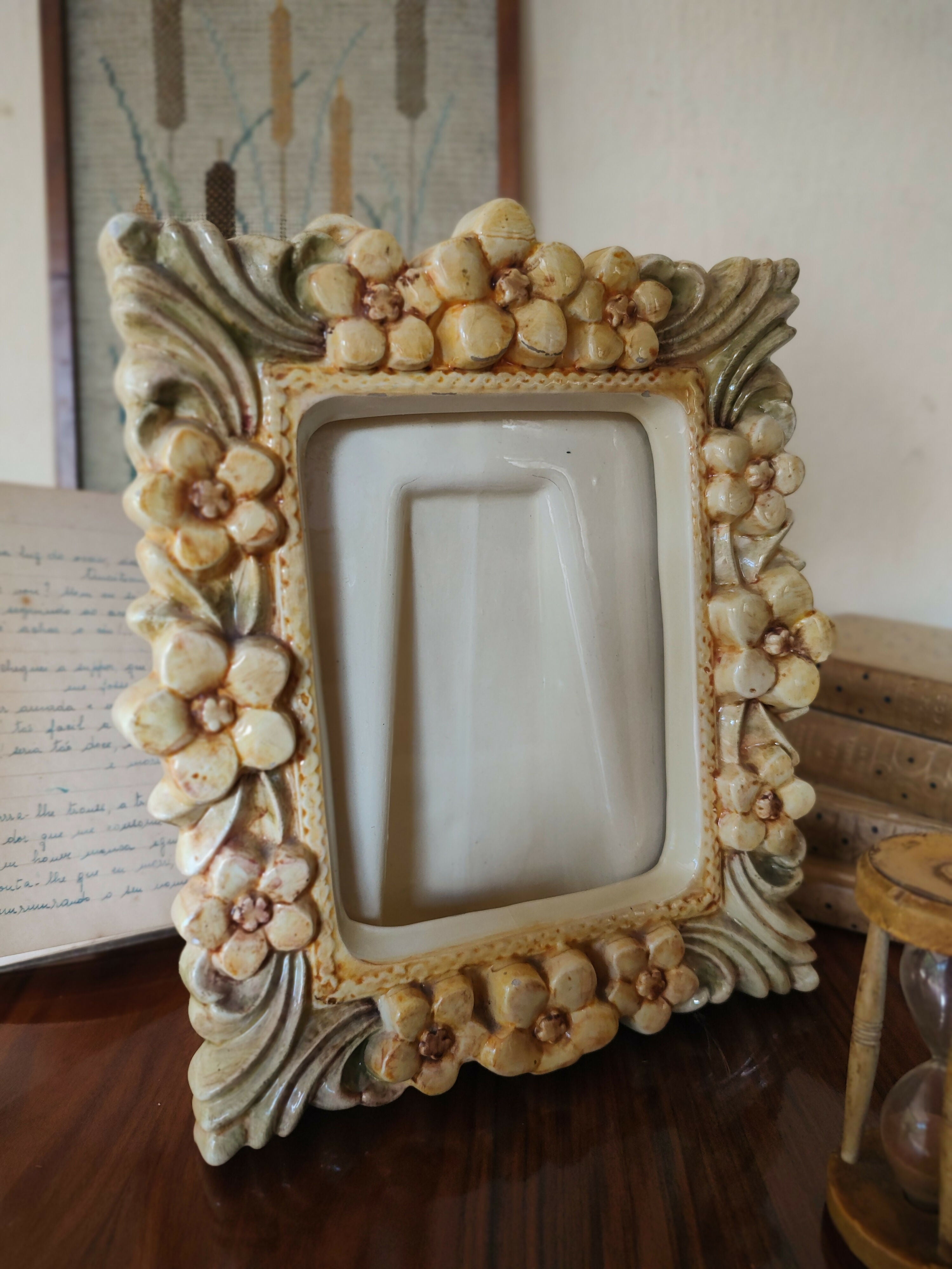 Maravilhoso e Raro Porta retrato Weiss florido em faiança (23cm x 26cm)