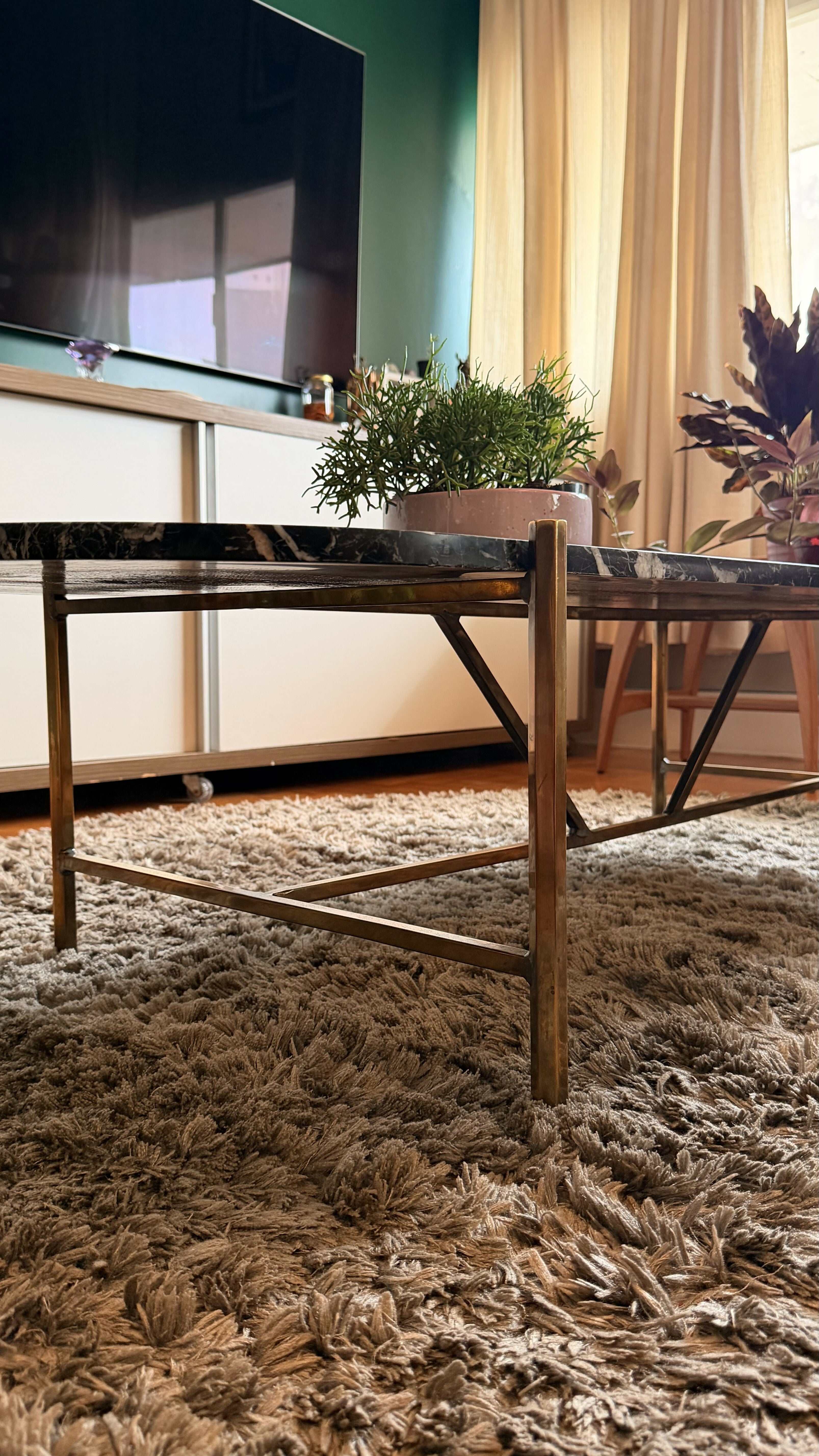 Mesa de Centro "OBI" – Felipe Protti para Prototype com tampo em mármore Nero