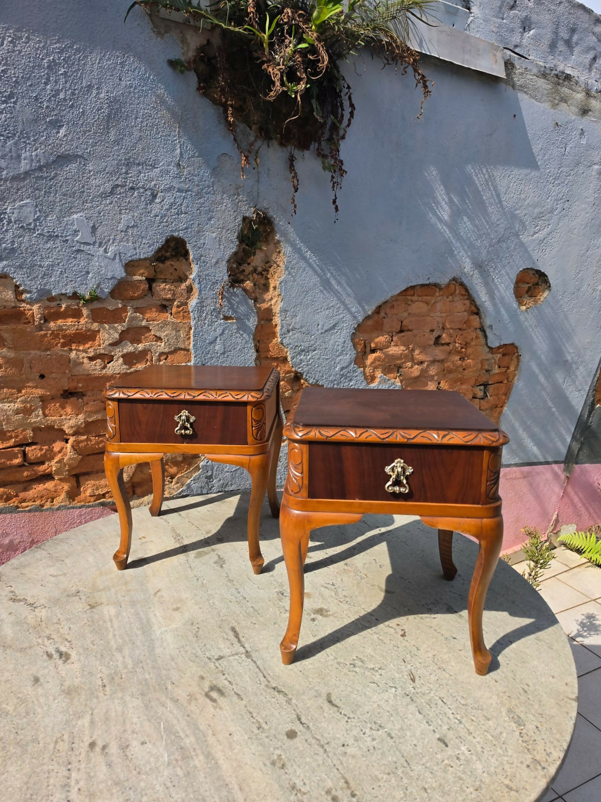 Par de mesa de cabeceira provençal, decada de 50 em imbuia